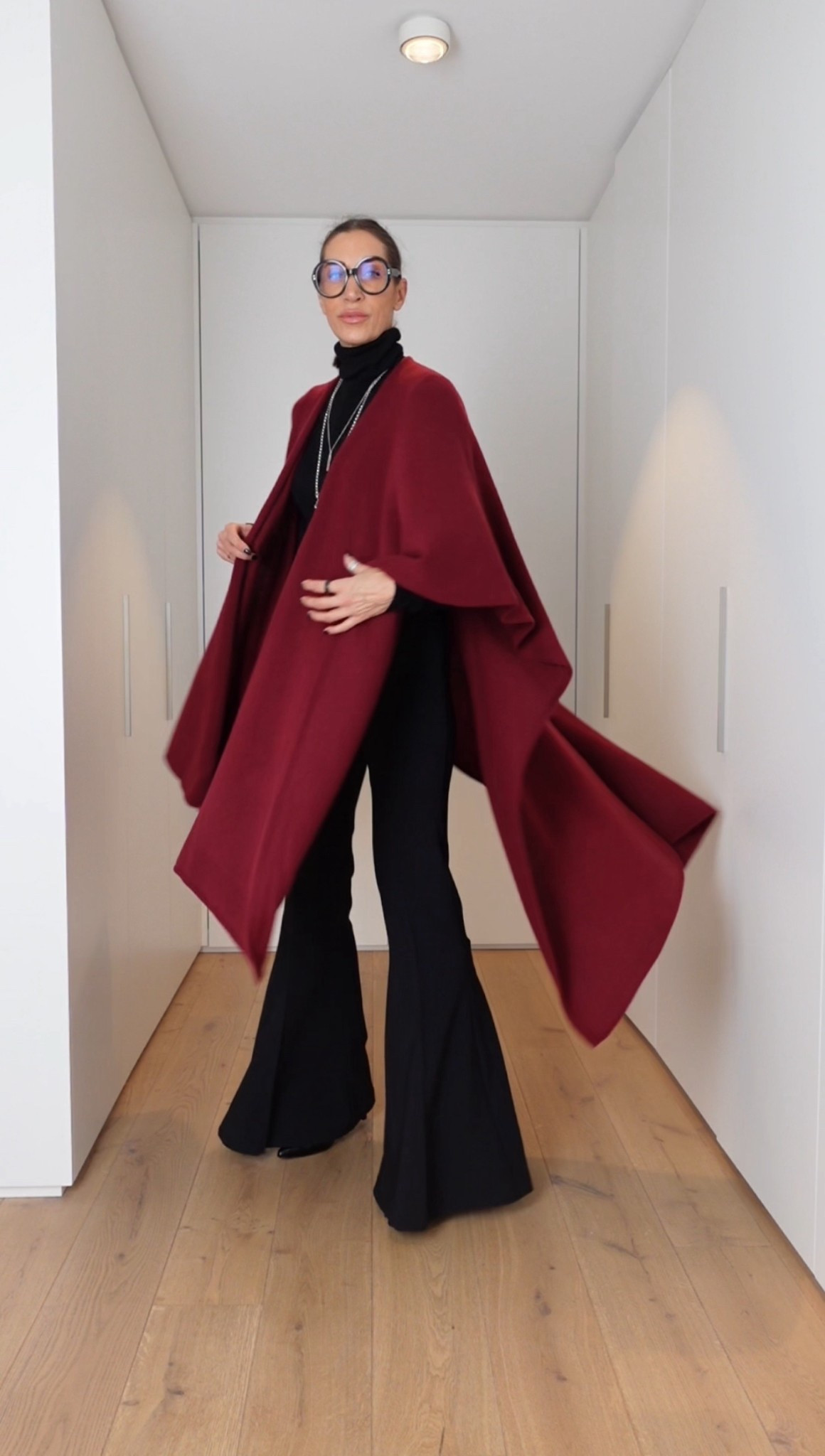 Flared Hose. Schwarz. Love it. Hab euch mal ein paar rausgesucht… sowohl teurer als auch günstiger  Den wunderschönen Kaschmir Poncho i. Bordeaux & anderen Farben bekommst du bei Petit Calin Hamburg. 

#LTKstyletip #LTKü50 #LTKdeutschland