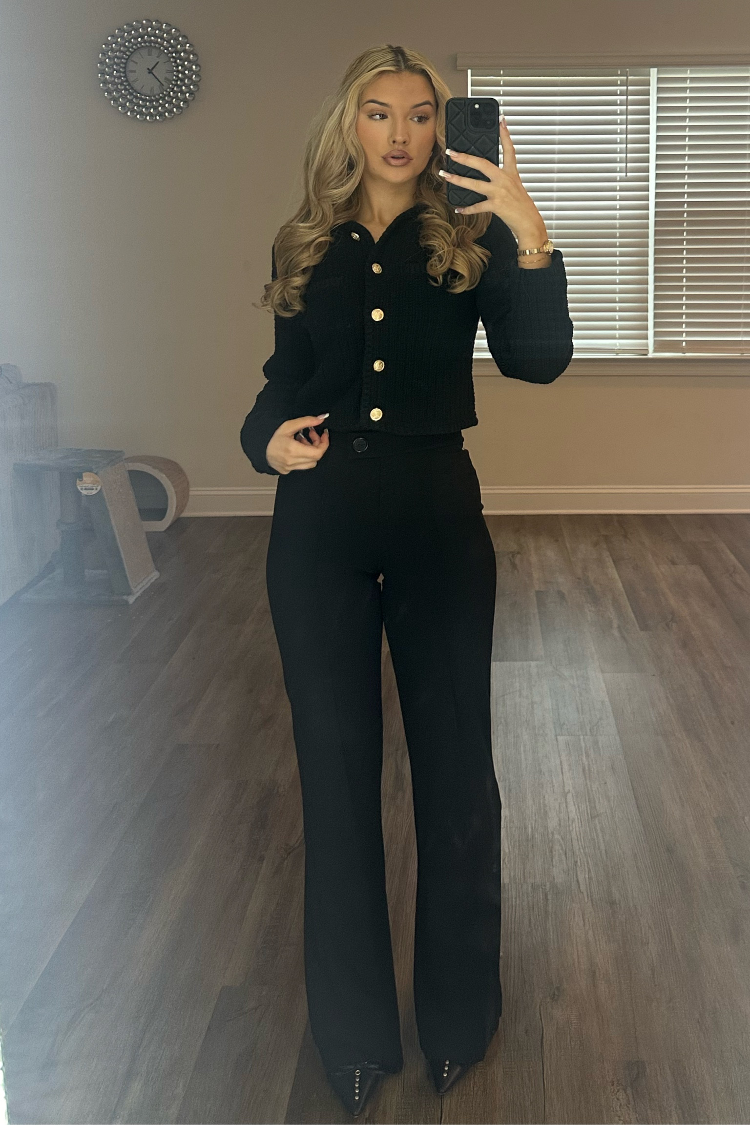 classy look🖤

pants are from fashion nova. 