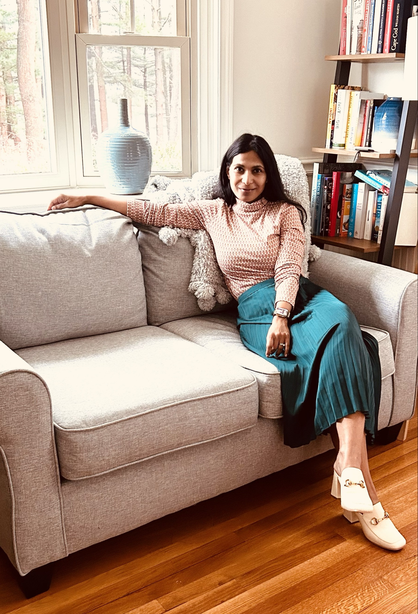 Rounded up 5 leg lengthening styles that always work for us short-legged ladies! #1 is a high-waisted midi skirt. This always works to make your legs look longer. Visit the Petitestylestudio page on Facebook to see other styles you need to flatter a long torso/short-legged figure.