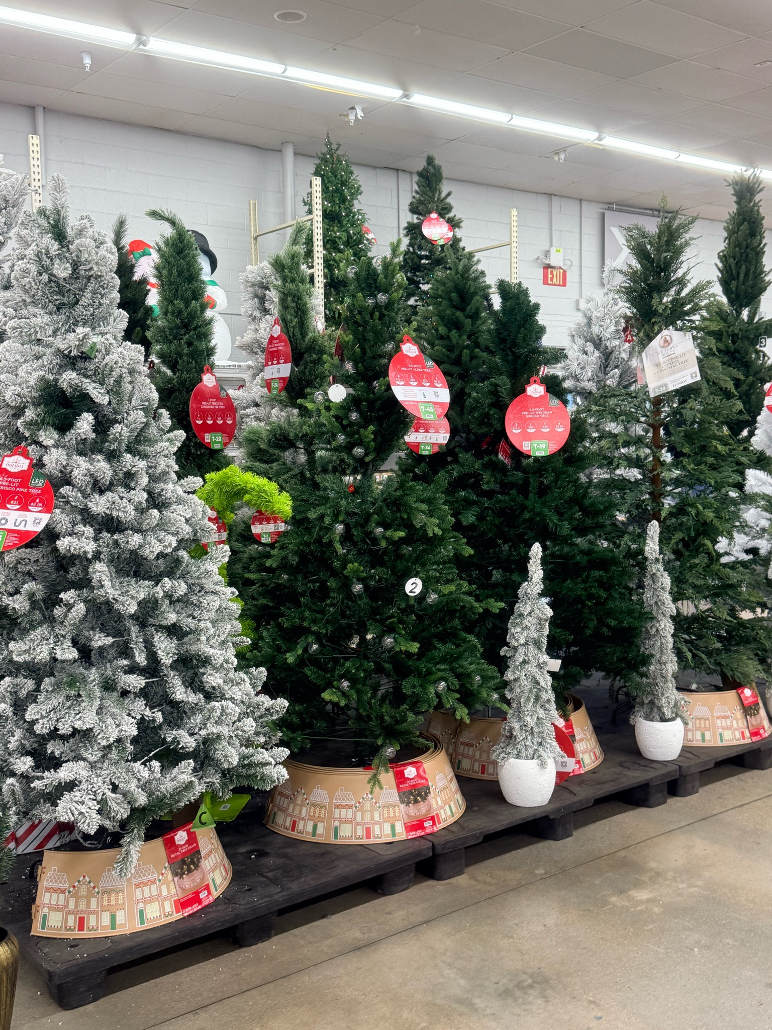 THE VIRAL CHRISTMAS TREE IS BACK! 🎄🔥❤️

IF YOU KNOW, YOU KNOW! 😂😍 This is THE tree everyone was obsessed with last year and it’s BACK! I already know these are going to sell FAST!

🛍️ I LINKED IT ON MY LTK! GO SHOP BEFORE IT’S GONE!

#ChristmasTree #ChristmasDecor #ViralFinds #LTKFinds