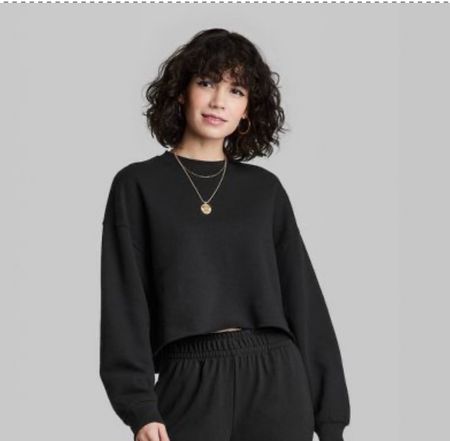 Only $18 
Size up if you do not want it cropped, I wear an XL. Also comes in gray.
Casual outfit 
Black sweatshirt 
Crop sweatshirt 
Target finds 
Target moms


#LTKstyletip #LTKFind #LTKfit