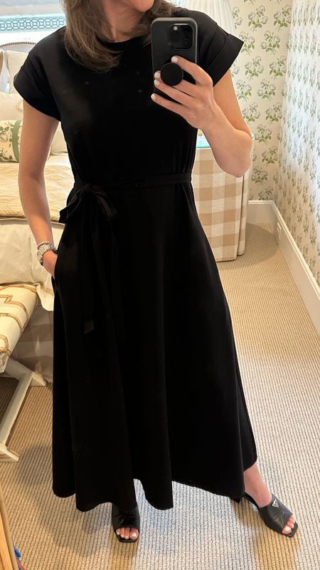 Best casual-chic black dresss