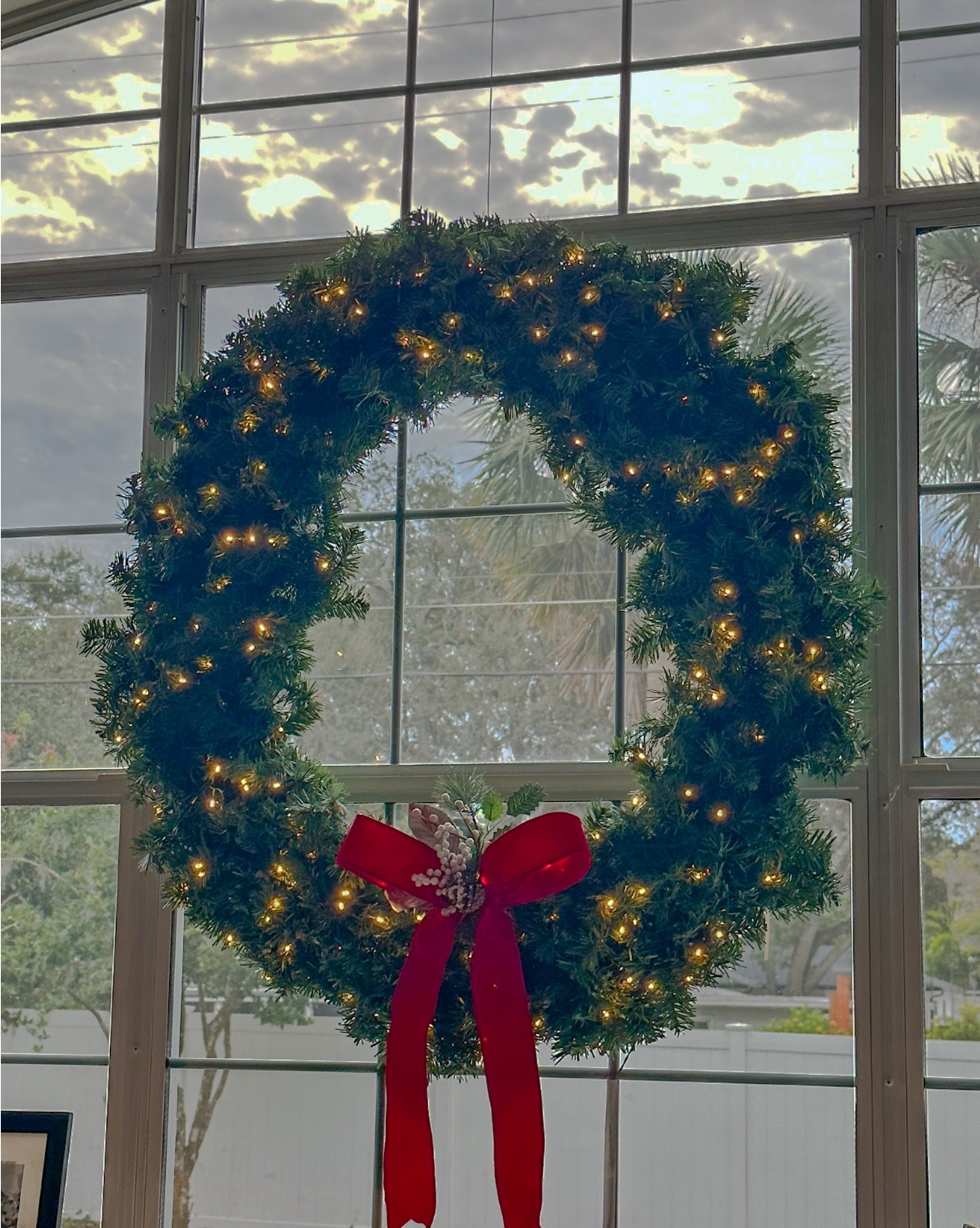 AMAZON HOLIDAY FIND ✨🎄
This pre-lit Christmas wreath is giving instant holiday magic 😍 Plug it in, hang it up, and boom—your space looks like a Hallmark movie set. The red velvet bow is the perfect finishing touch 🎀


💡 Pro Tip: Hang multiples in big windows for that Pinterest-worthy holiday glow ✨

#amazonfinds #holidaydecor #amazonhome #christmasstyle #LTKholiday #founditonamazon

#LTKFindsUnder100 #LTKHome #LTKSeasonal
