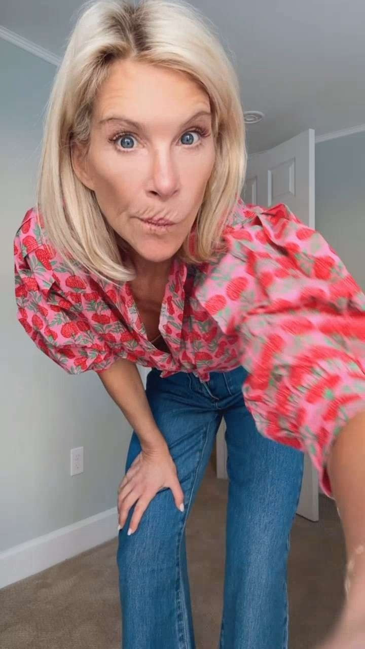 This colorful Avara top is pure spring break energy—those poppies!—paired with my new high-waisted R jeans for a little seventies moment.

Fun, flattering, and coming straight to the beach with me. @avara
 

 #LTKgrwm #LTKootd #LTKTravel