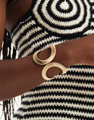 ASOS DESIGN bangle bracelet with curved textured chain detail in gold tone | ASOS | ASOS (Global)