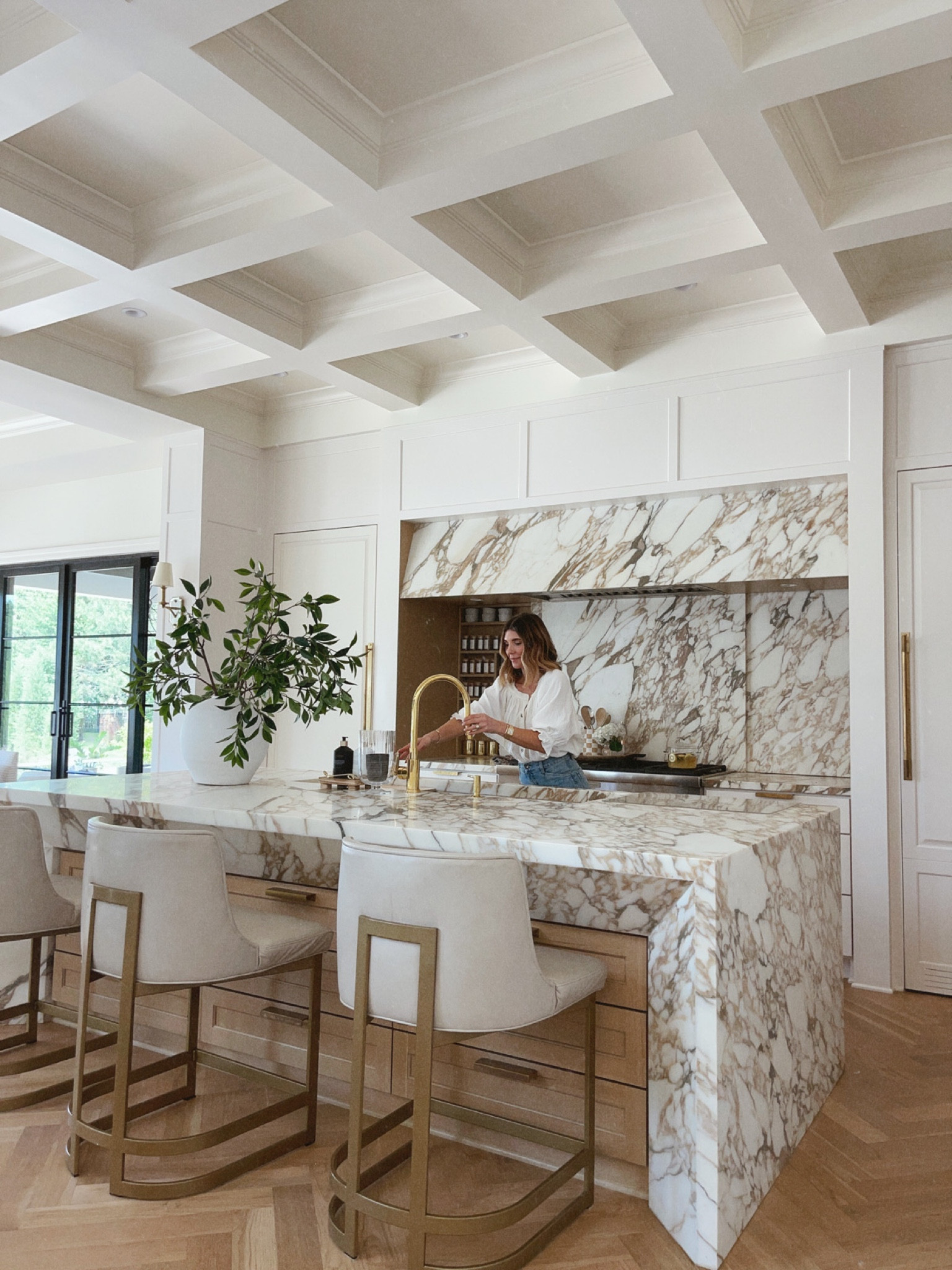 Kitchen vase and branches 