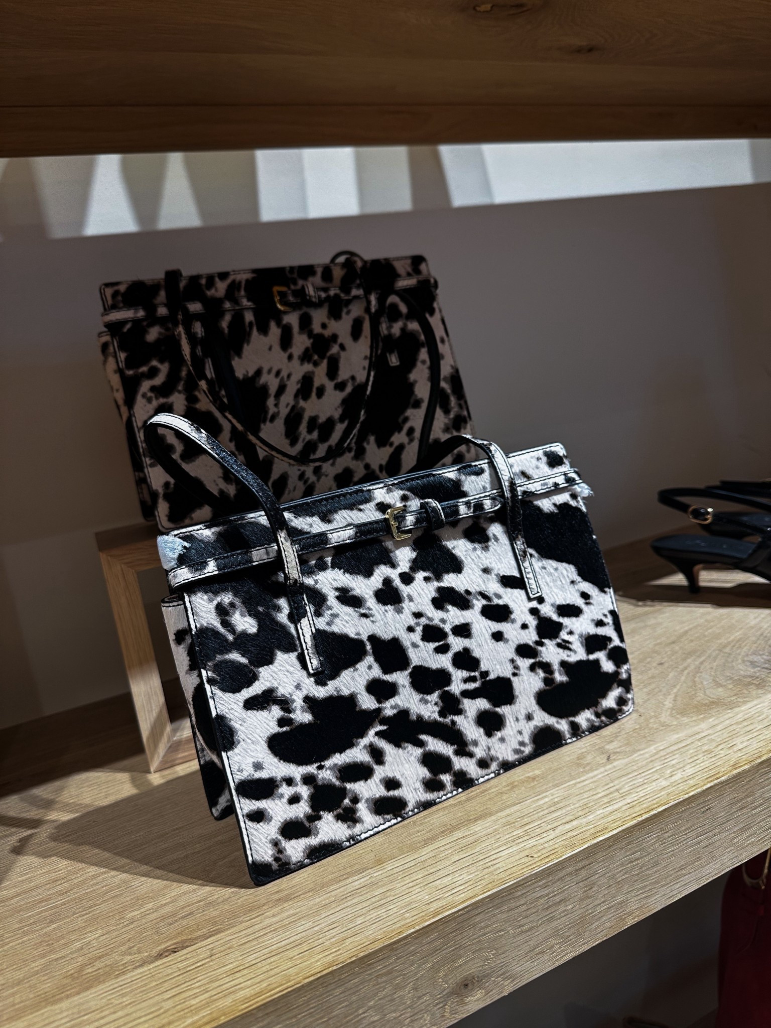 Obsessed with this classic style! Perfect size, perfect print, perfect vibe. Shop the bag that goes with literally everything in your wardrobe.

#LTKootd #LTKgrwm