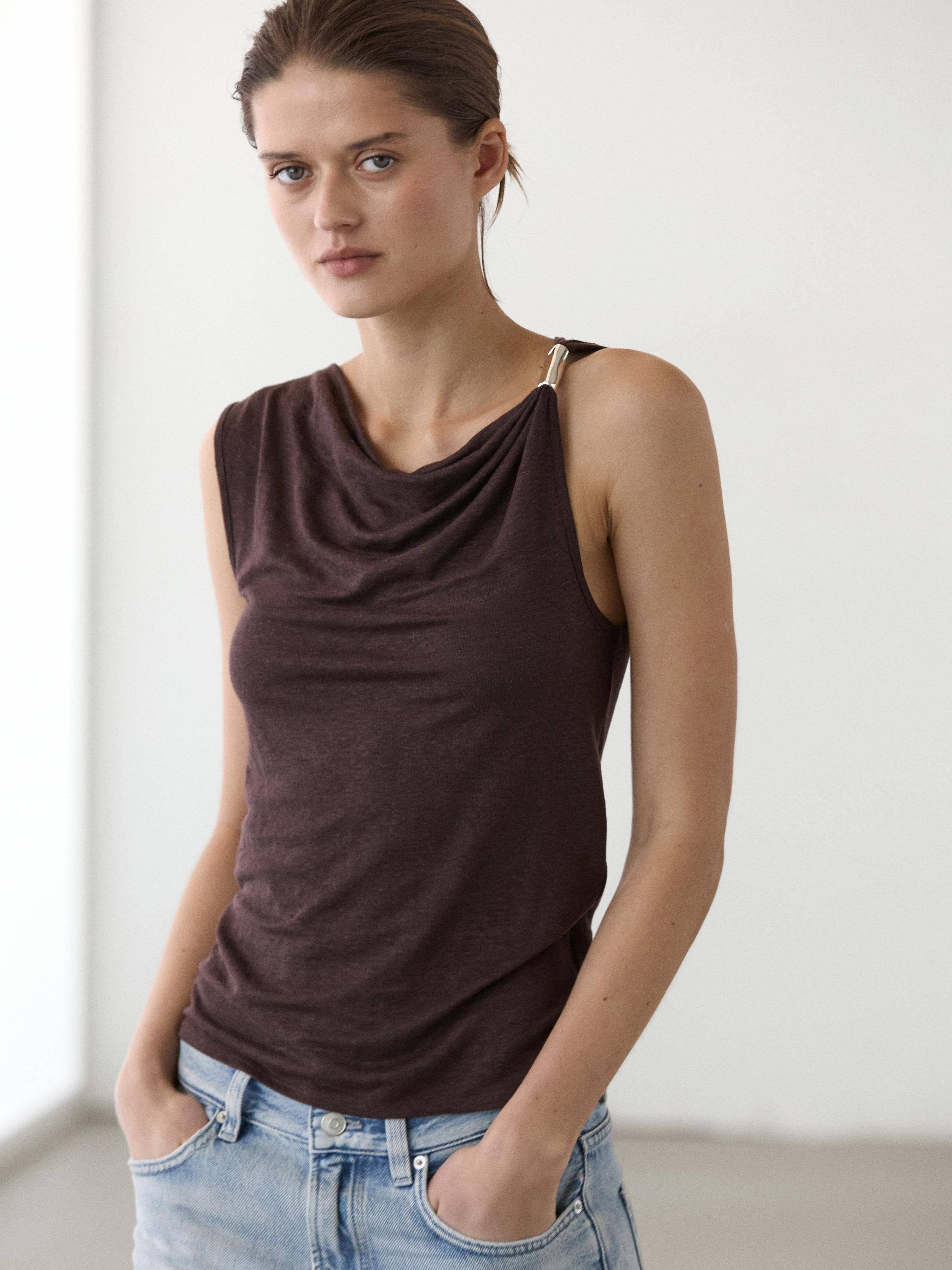 Top mit drapiertem Ausschnitt und Schmuckdetail | Massimo Dutti DE