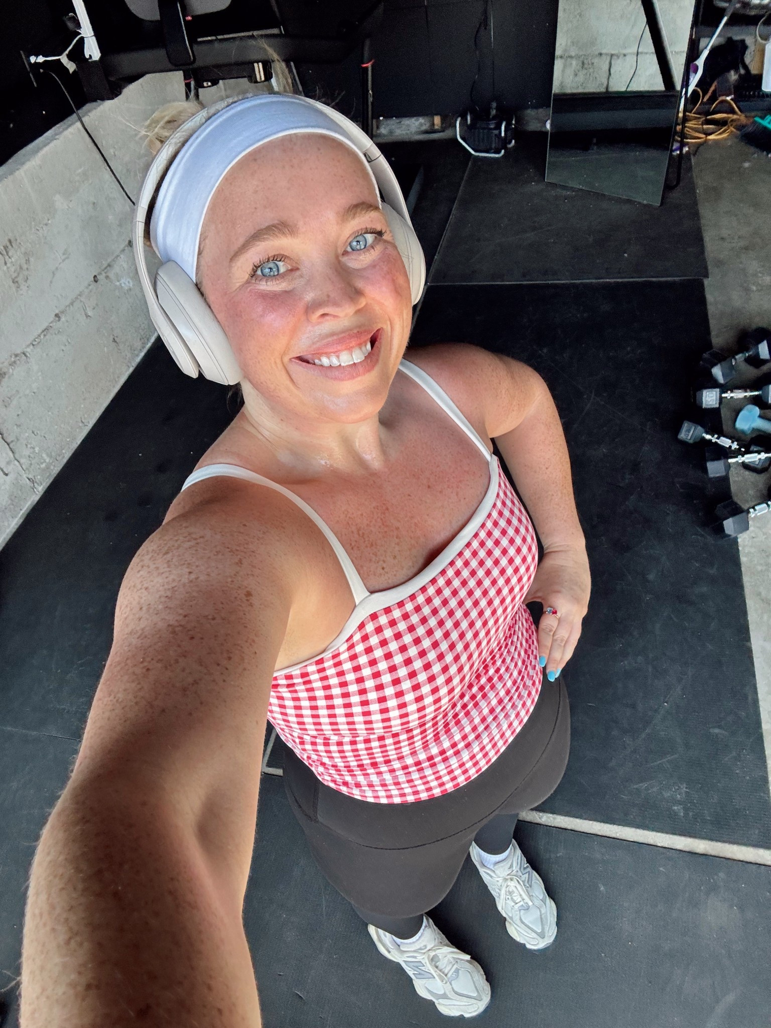 Midsize Gym Outfit 🤍❤️💪🏻 Wearing a Large top and Large bottoms 

Size 12 | Large | 5’4” 

#LTKMidsize #LTKFindsUnder50 #LTKActive