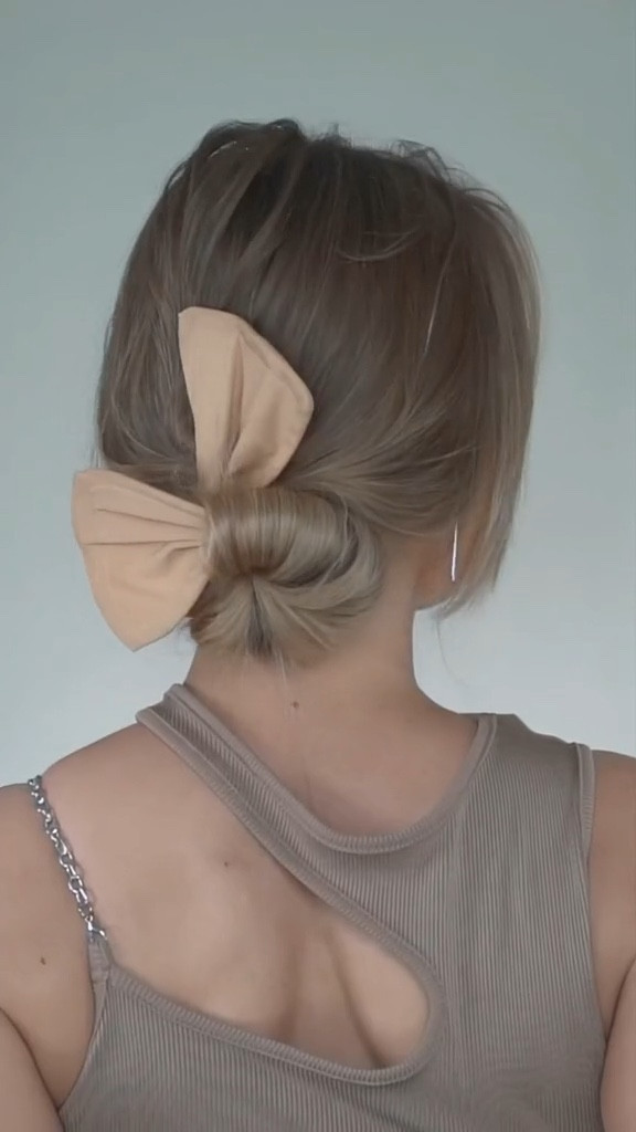 If you need to be ready quickly and without bothering, but you want to look beautiful and elegant, this is what you need. 4 most popular colors, you can choose for any outfit. You need to be careful when you put this thing on your hair, twist it under the bottom, not on the top, exactly as I do in this video. Then everything will work out and will last all day😉👌🏼