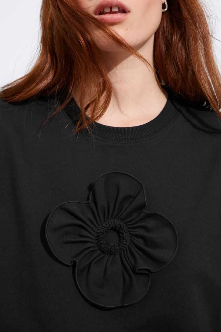 T-shirt met bloemapplicatie - Ronde hals - Korte mouwen - Zwart - DAMES | H&M NL | H&M (DE, AT, CH, NL, FI)