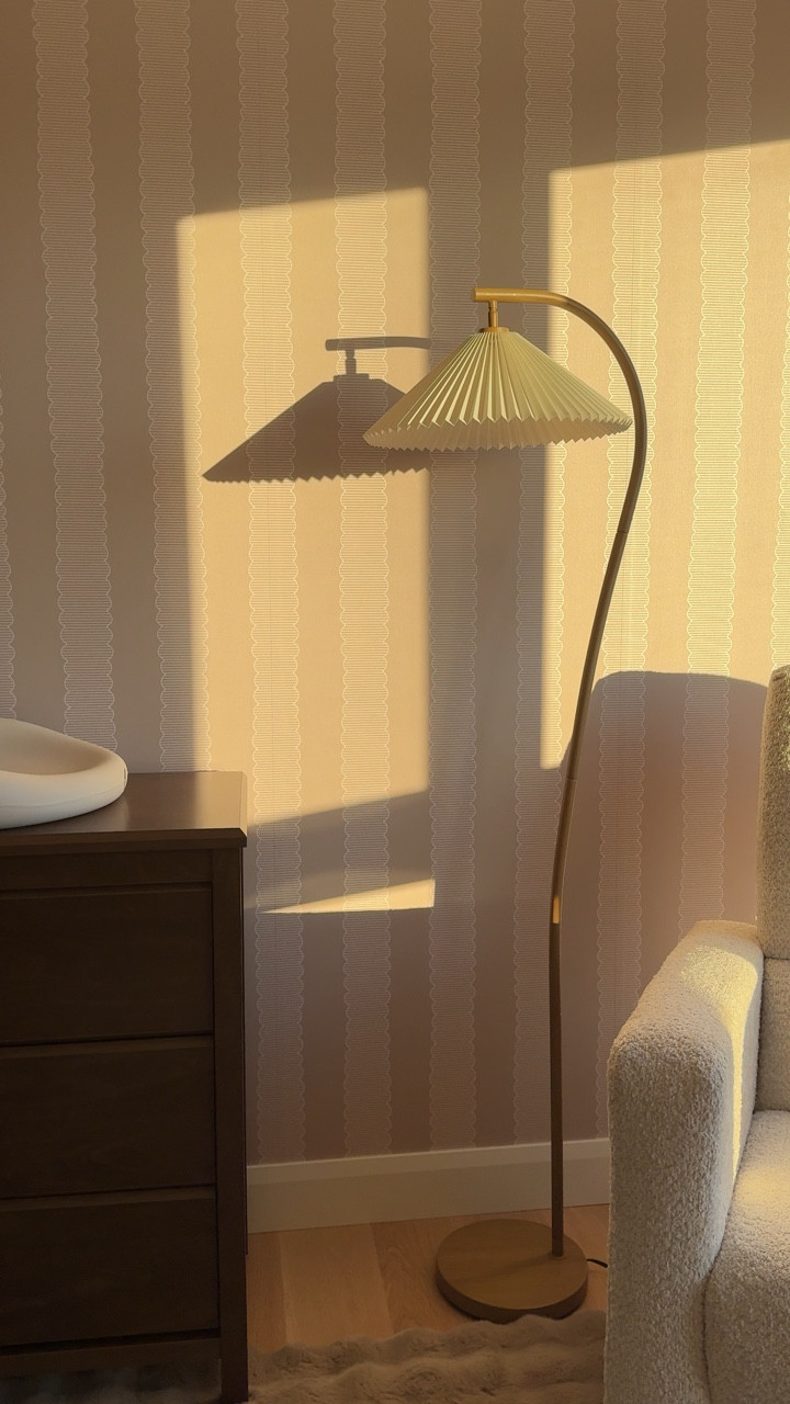 Grâce à @wayfaircanada , nous avons tranquillement commencé à meubler la chambre de bébé 🥹🤎 

Je suis complètement en amour avec la lampe et la table d’appoint qui ajoutent une touche de chaleur à la pièce 🫶🏼

Et que dire de la lumière matinale dans cette pièce! Un vrai petit coin de paradis.

//

We’re slowly adding furniture to our baby’s nursery and thanks to @wayfaircanada we found the cutest home decor pieces 🥹🤎

I am so in love with this lamp and side table. They add the perfect amount of warmth to this room 🫶🏼

#ad #wayfaircanada #wayfairCAcreator #nurseryinspo #neutralhome #nurserydecor