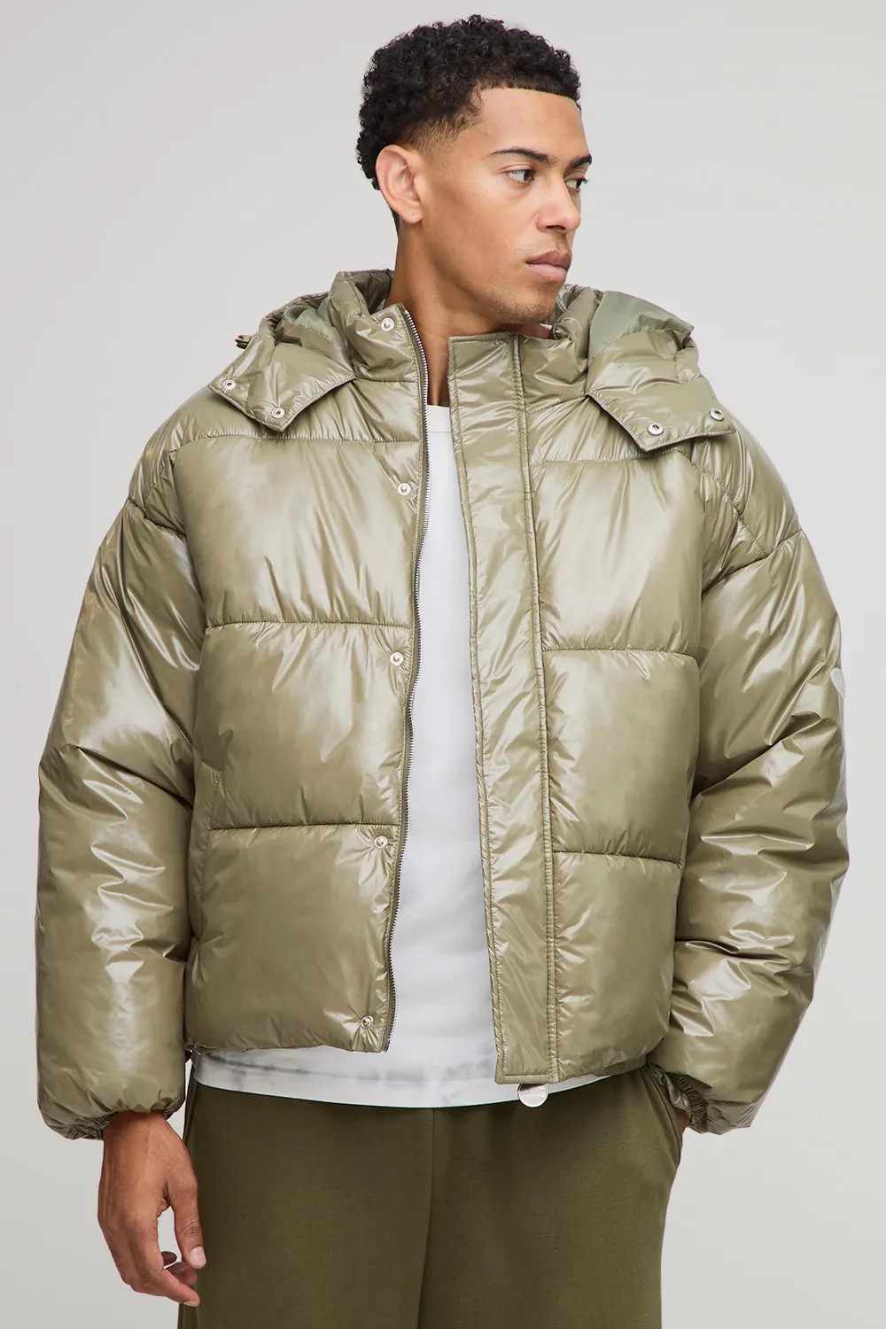 MAN Regular Fit High Shine Hooded Puffer Jacket | boohooMAN (DE, IE & UK)