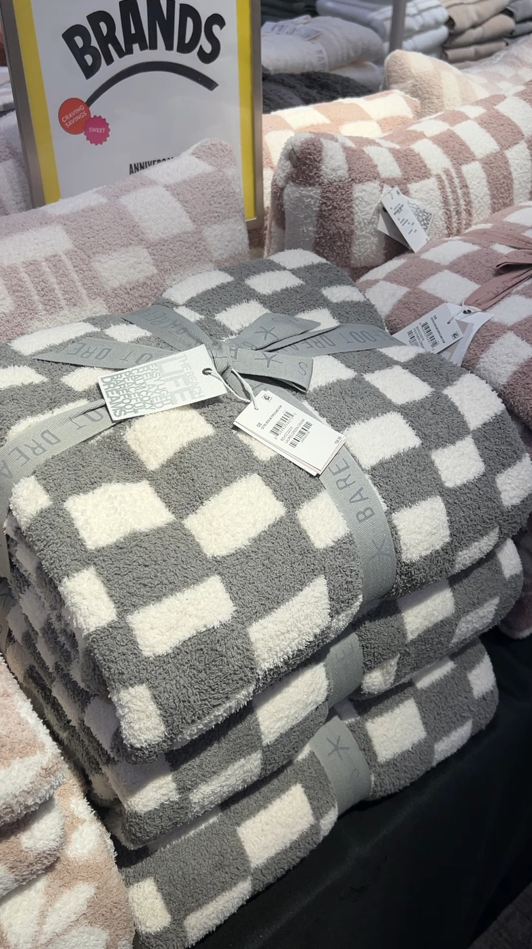 NSale barefoot dreams checkered print blankets! 

#LTKHome #LTKxNSale #LTKSummerSales
