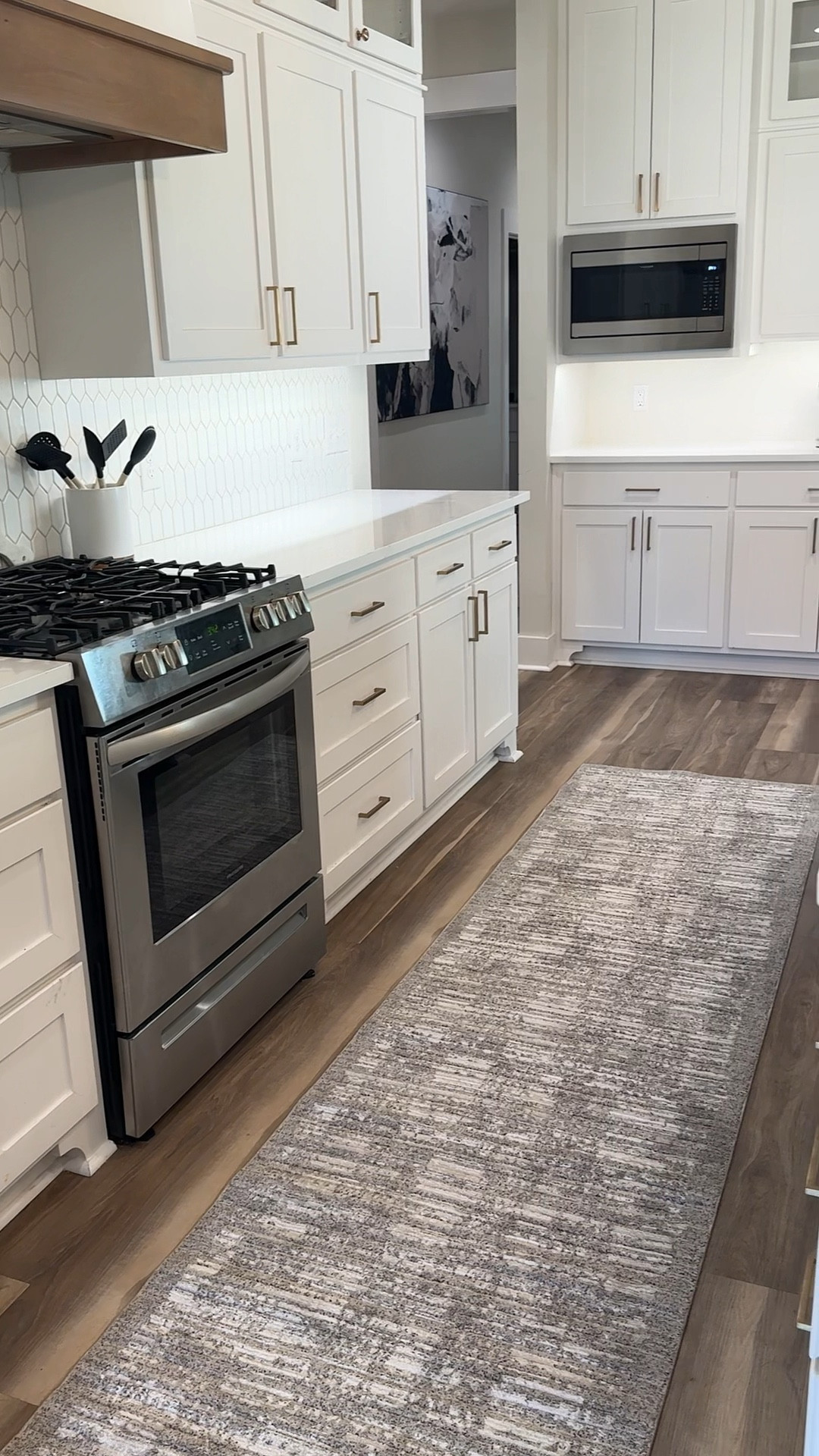 kitchen decor 🫧🤌🏼🩷

#homedecor #kitchendesign #rugs 

#LTKHome #LTKVideo #LTKU