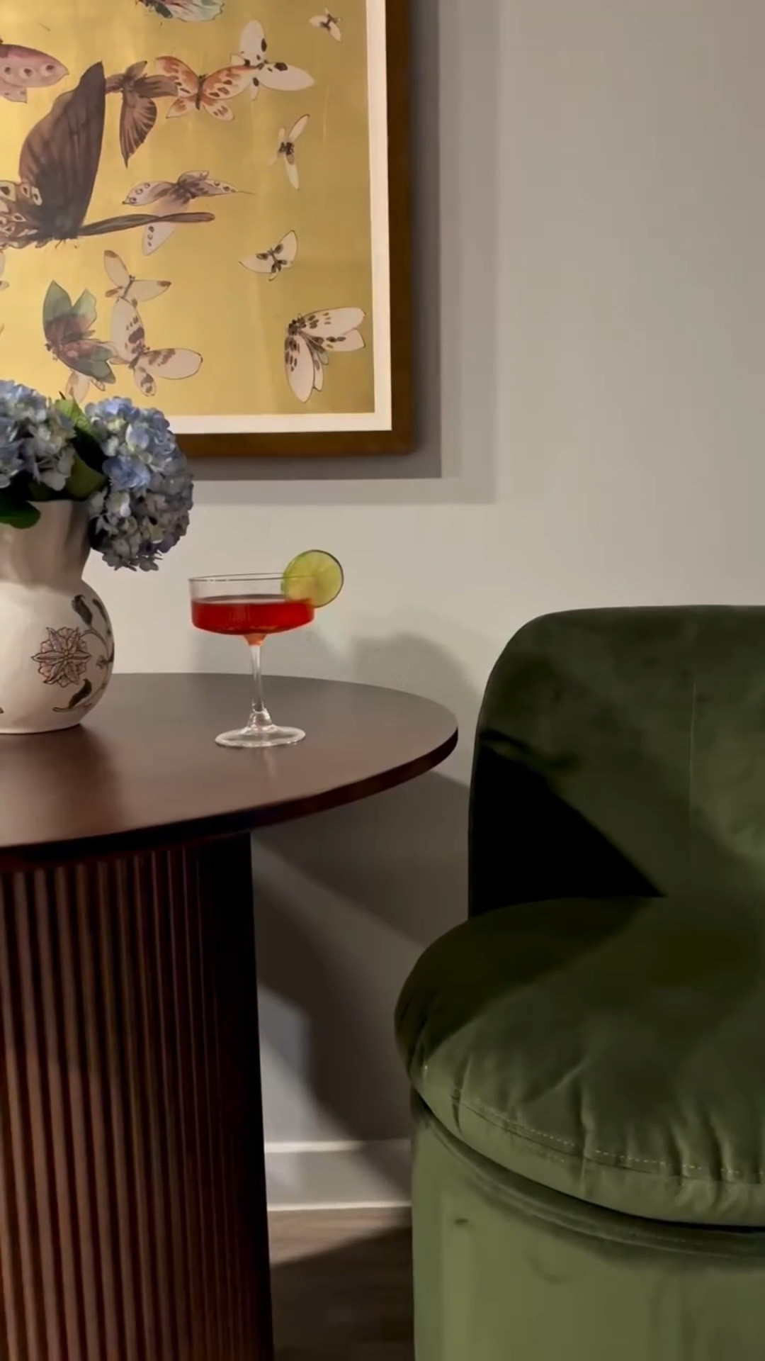 Velvet shadows, soft glow, and sculpted stillness. The Midnight Botanica dining nook, captured in motion - which detail is your favorite? 
.
.
.
#diningroomdesign #diningtables #diningchair #goldart #moodyinteriors