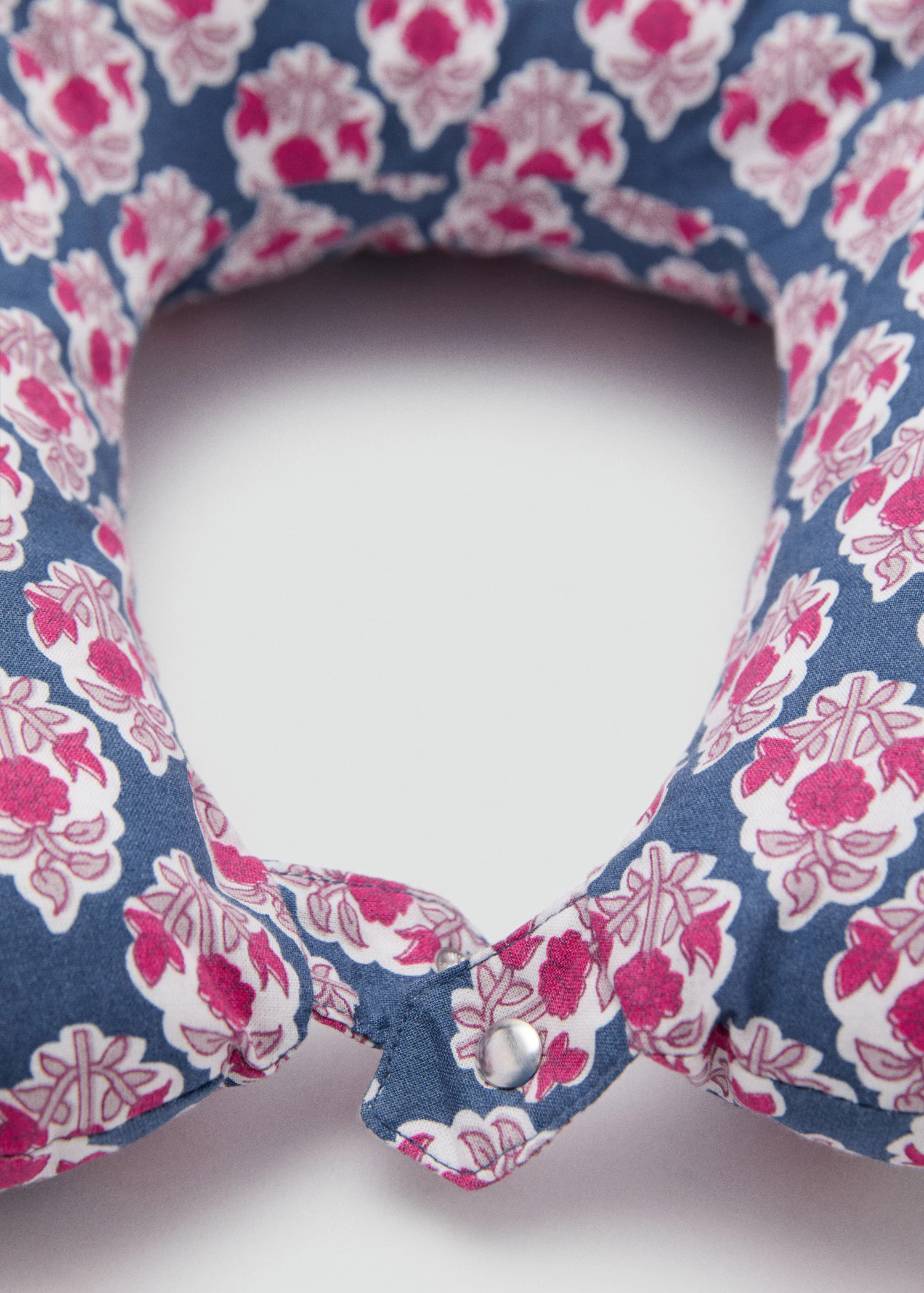 Printed travel pillow | Mango (US/MX/AU)