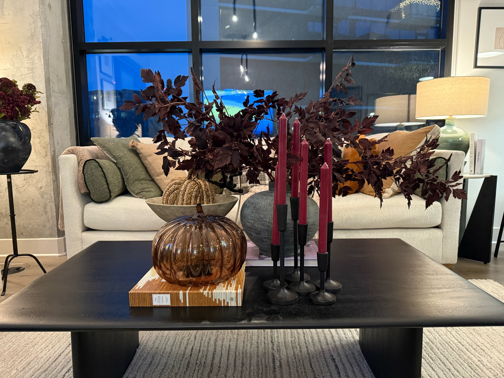 In love with my fall coffee table 🍂🍁