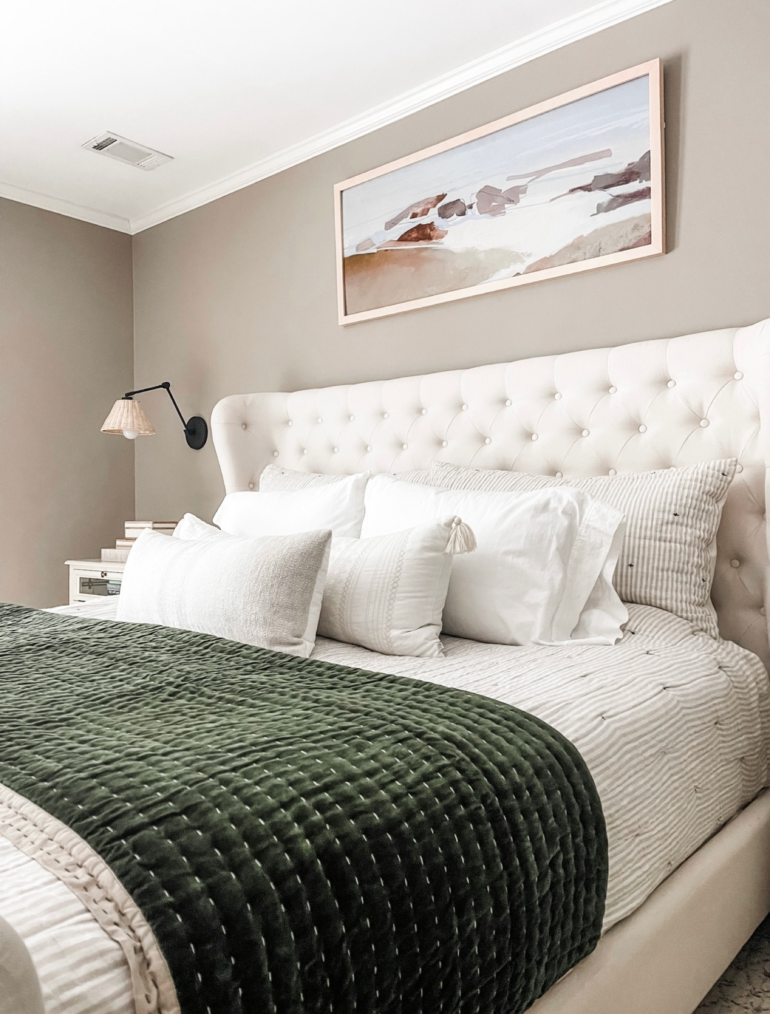 A cozy bed is calling my name this weekend. My comforter is no longer available, BUT I’ve linked similar neutral options that are 40% off! 👏🏻

#beddingsale #targetbedding #hearthandhand #comforter #quilt #velvetquilt

#LTKhome #LTKunder100 #LTKsalealert