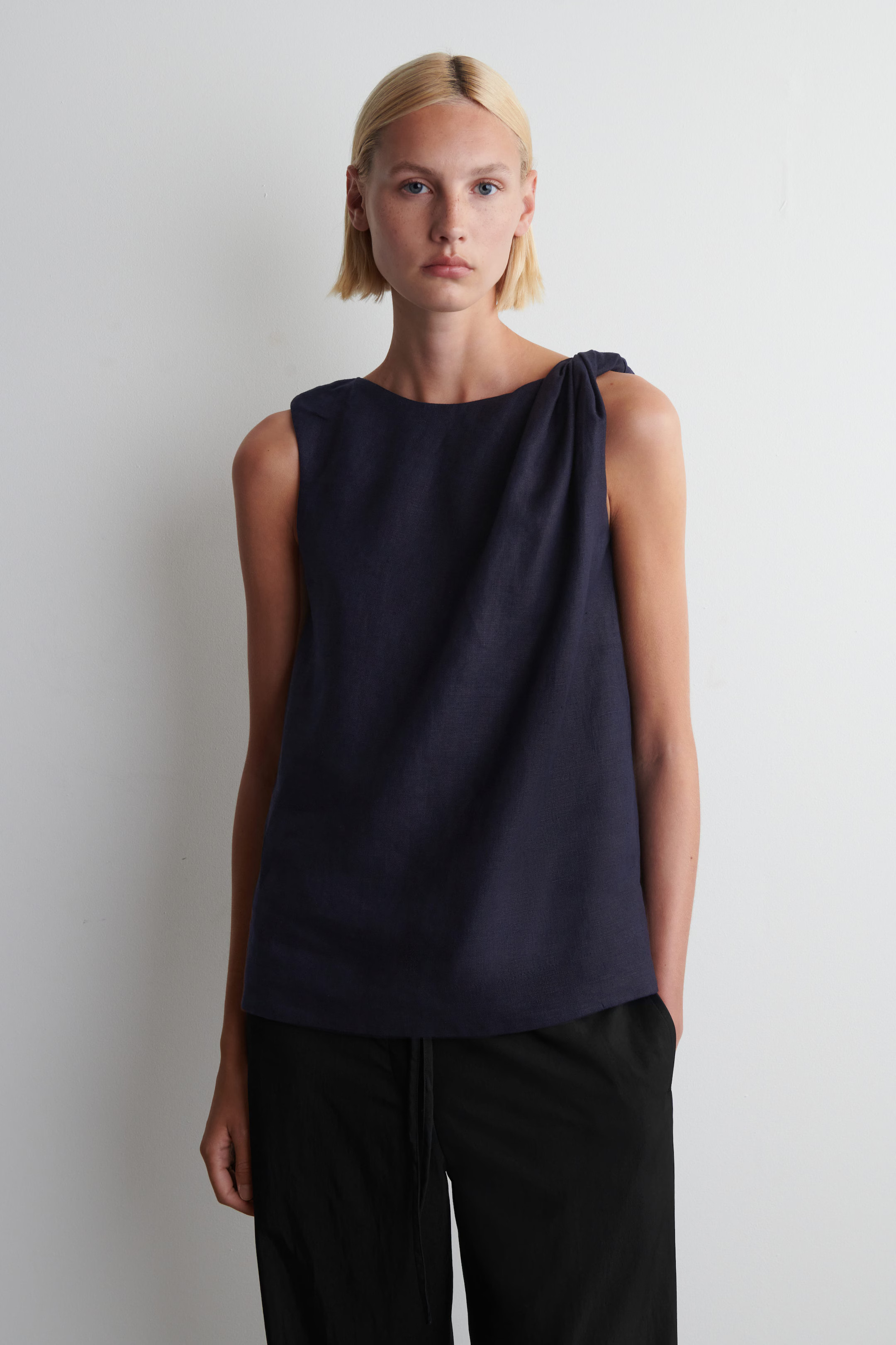 TWISTED-DETAIL LINEN TOP - NAVY | COS | COS (EU)
