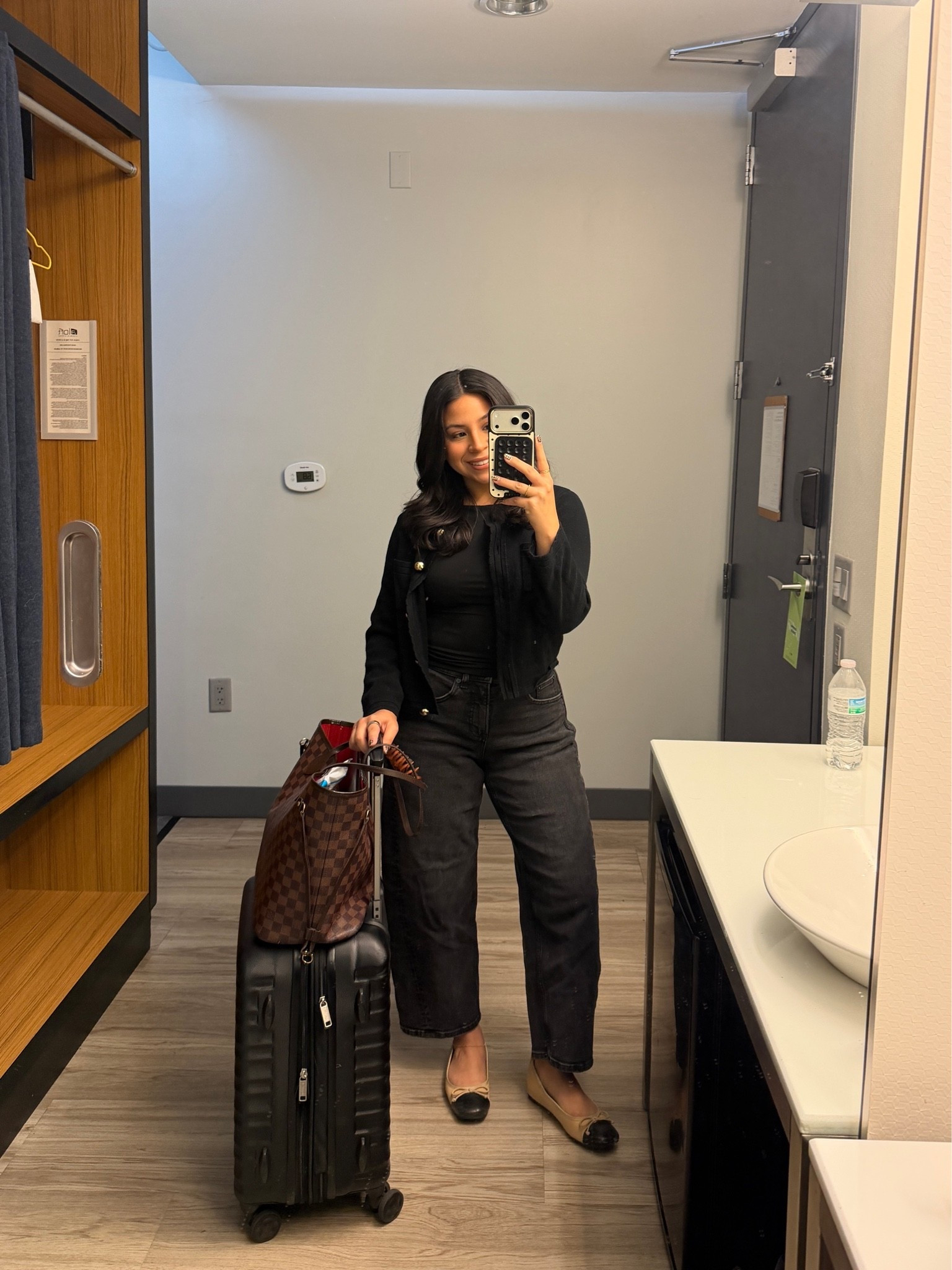 Top: small
Jeans: small petite 
Flats: 6.5 
Hardshell carry on luggage 
Work tote bag