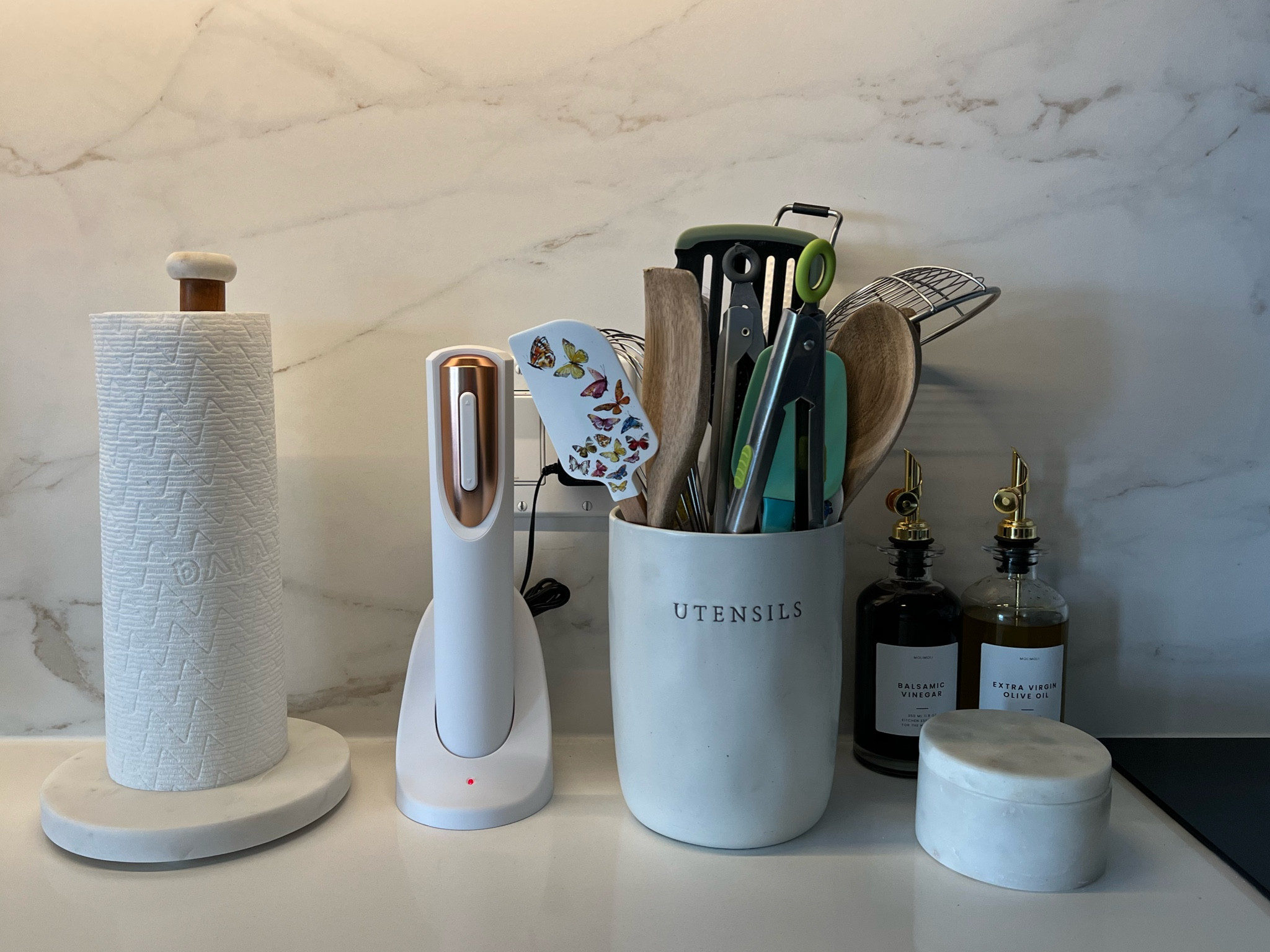Kitchen organization 

Utensil holder 
Electric wine opener 
Salt cellar 
Marble paper towel holder 
Olive oil container 