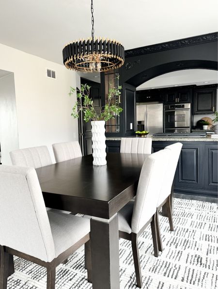 An elegant dining room 🖤
#home #decor #diningroom #diningtable #rug #diningchairs