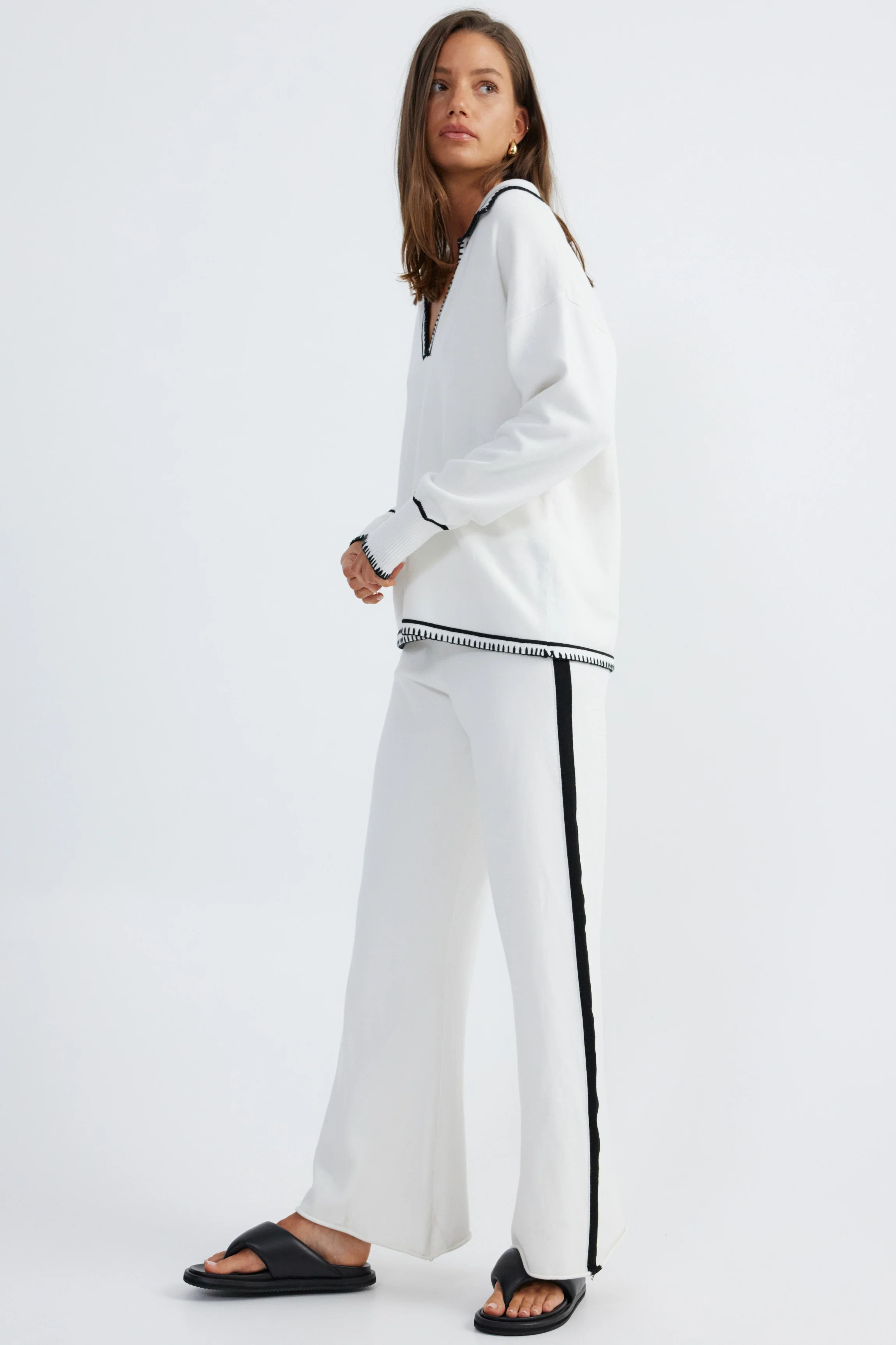 ARLINGTON COLLARED SWEATER - WHITE/BLACK | SNDYS (global)