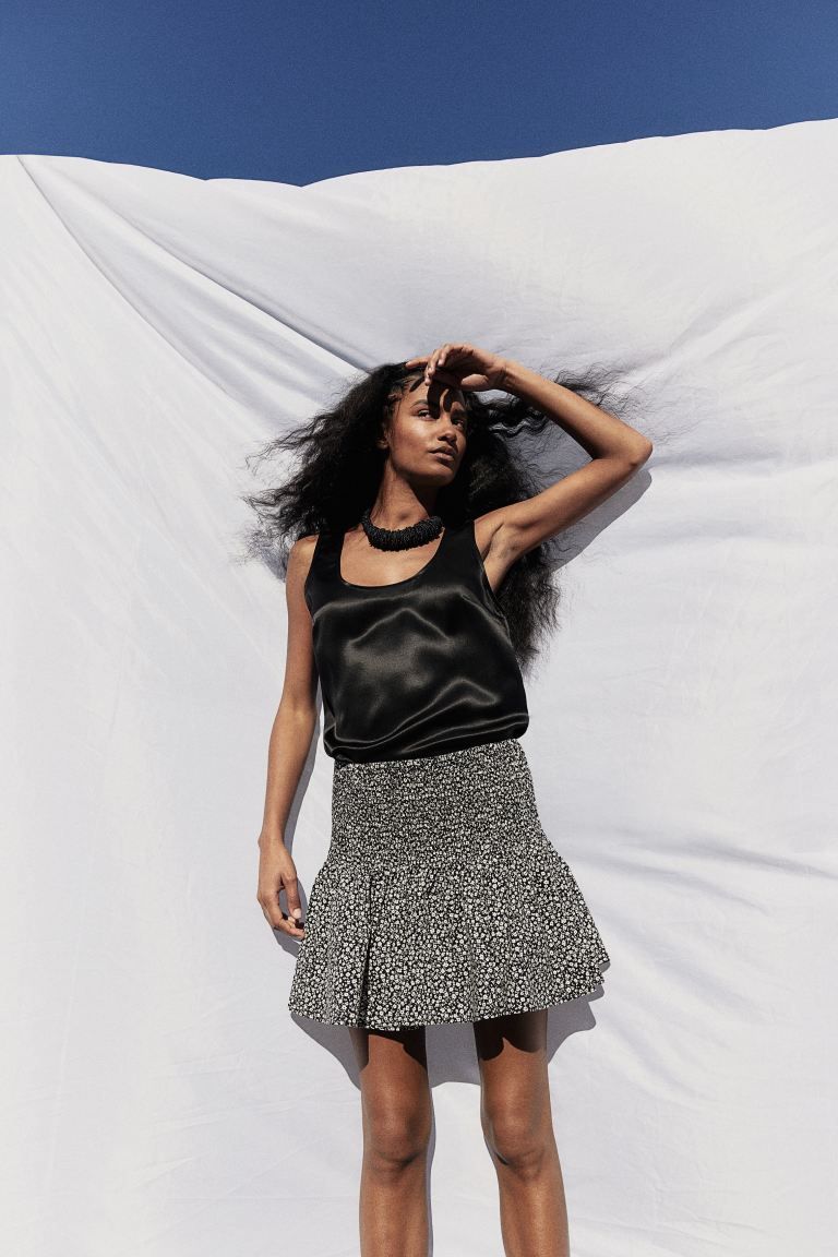 Smocked Mini Skirt - Regular waist - Short - Black/small flowers - Ladies | H&M US | H&M (US + CA)