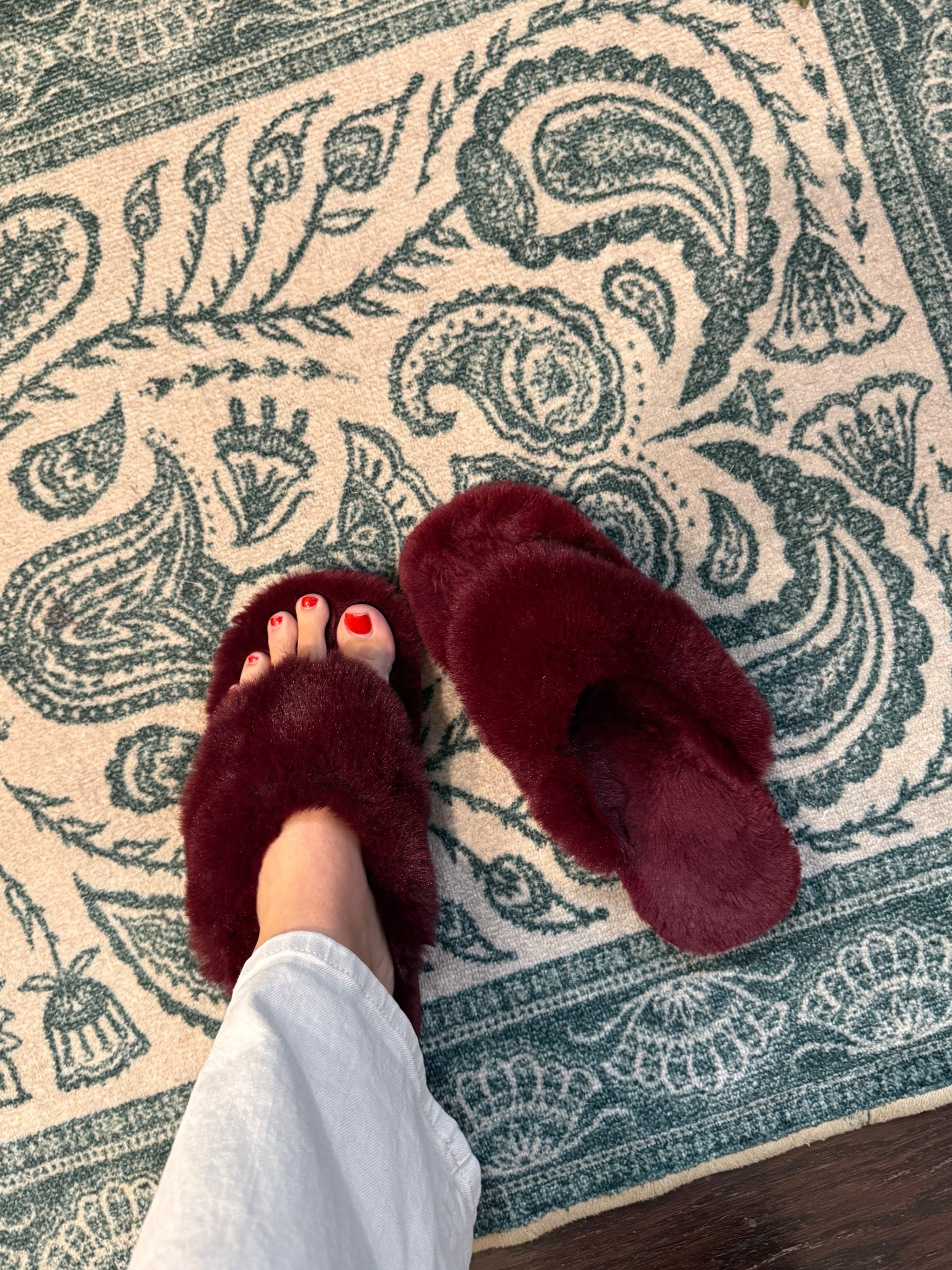 The most comfy (& inexpensiveeee) inside shoes! 💁🏼‍♀️