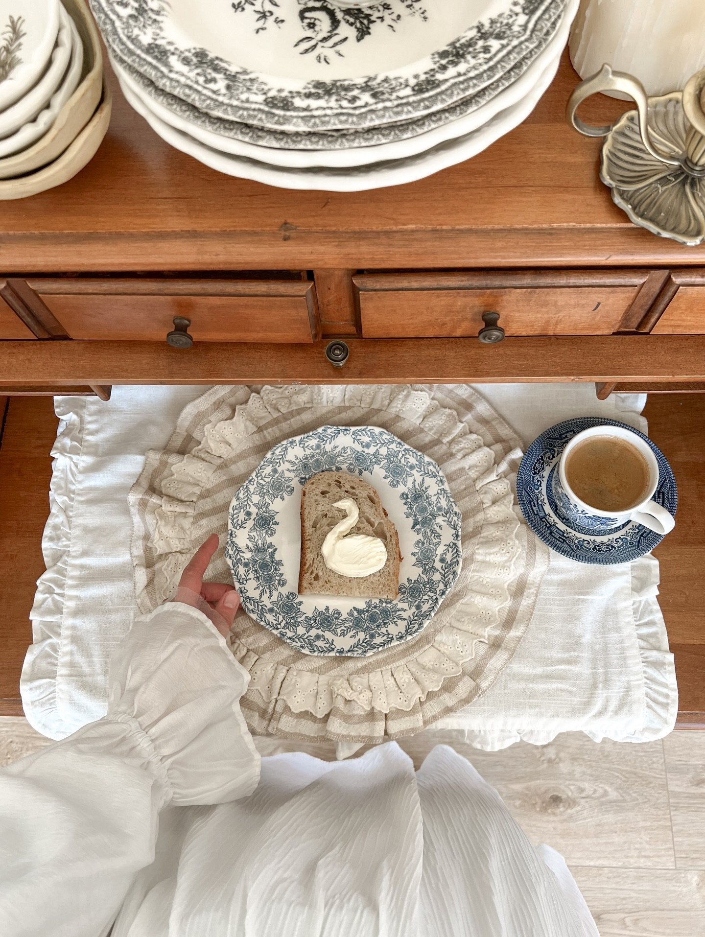 Feels like a quiet morning at grandma’s house 🤍

Vintage details that gently bring me back to childhood and memories of my grandparents. So warm, so comforting. I miss that time🤍

#vintageliving
#grandmacore
#cozyathome
#slowlivinghome
#homedetails
