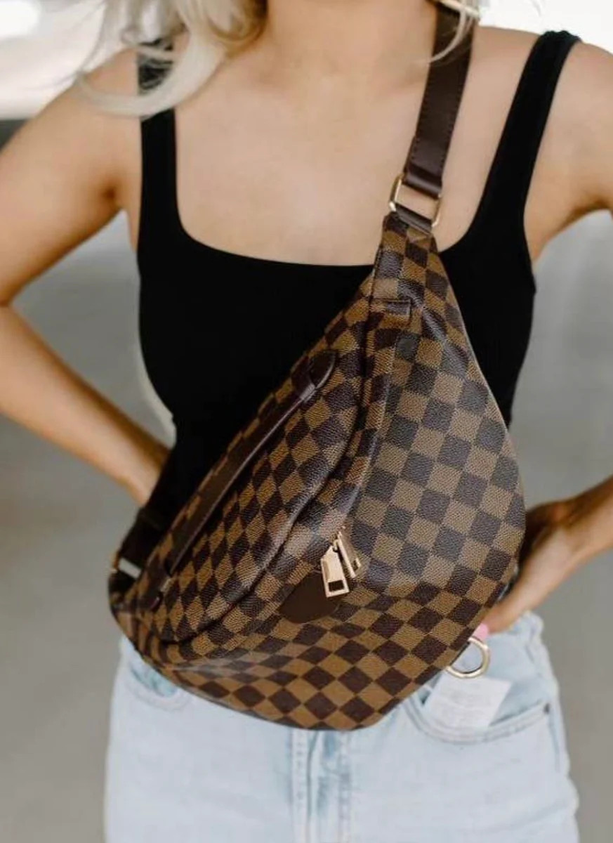 Running errands down bumbag | The Barefoot Brunette Boutique