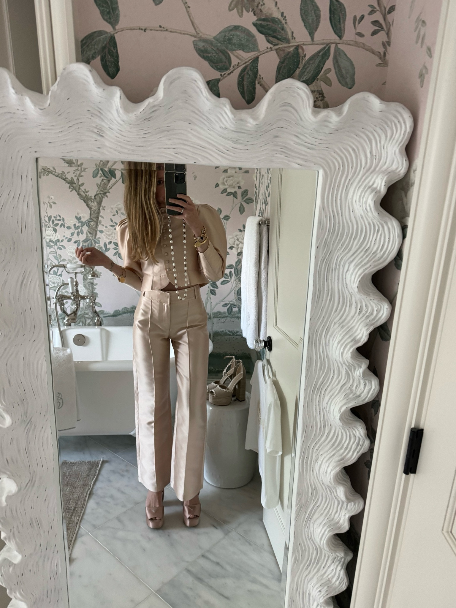 Pretty Destree outfit for a night out. Wearing XS and 34. 