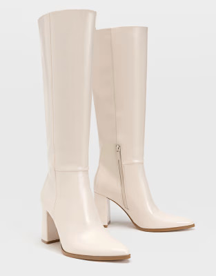 Stradivarius – Kniehohe Stiefel in Cremeweiß mit Absatz | ASOS (Global)