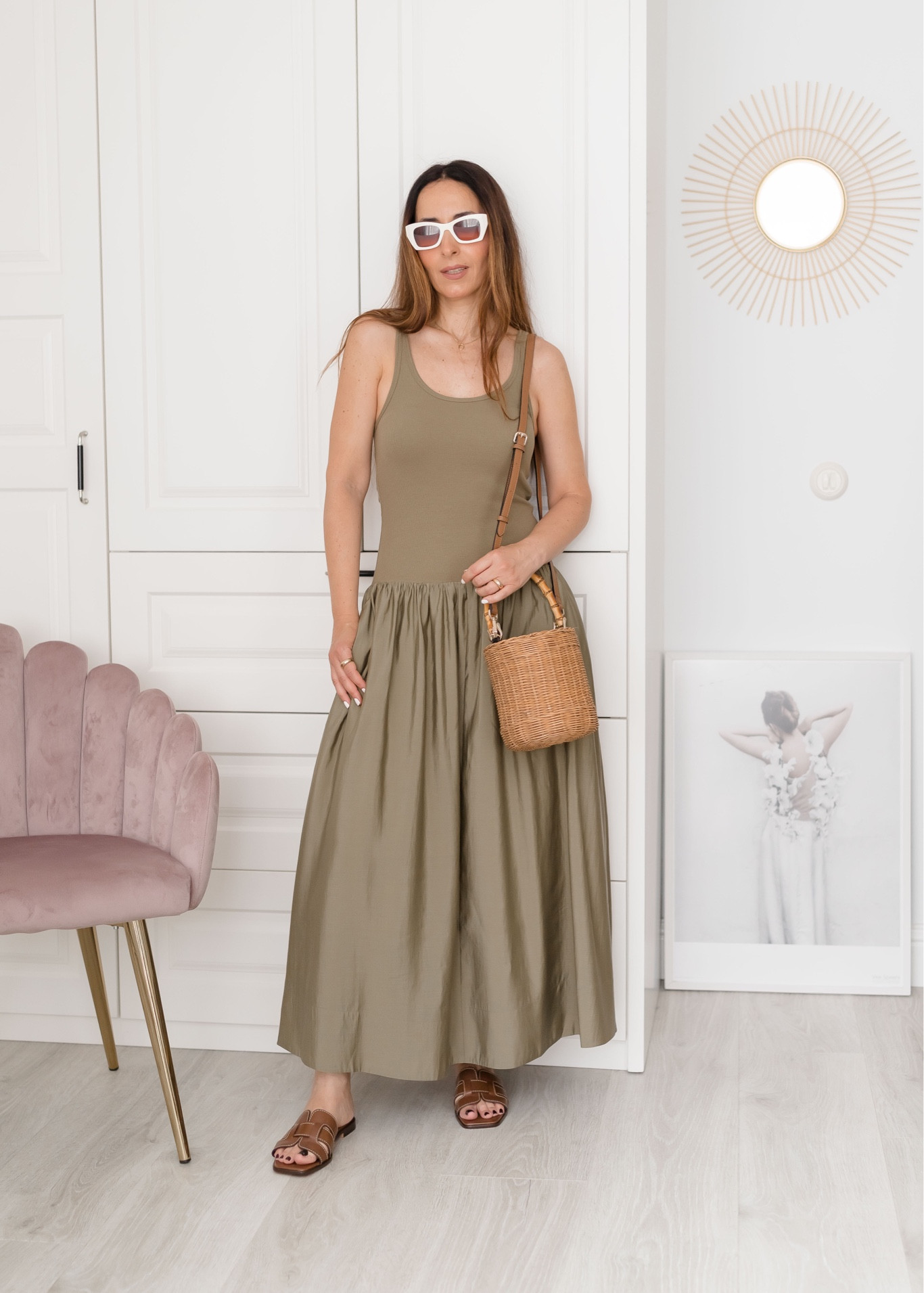 Look de verano con Vestido midi con vuelo color khaki y sandalias similares Hermes  #LTKH&M #h&m #vestidolargo #vestido #LTKESPANA 

#LTKsummer #LTKeurope #LTKshoes