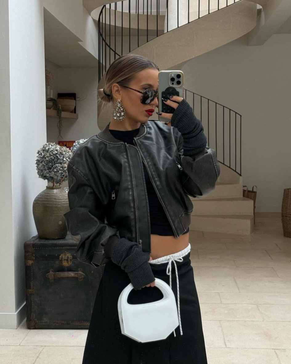 Bomber en cuir cuir, bomber en faux cuir, bomber noir, jupe boxer noire, sac blanc, sac à main blanc 

#LTKCyberSaleFR #LTKCyberWeek #LTKstyletip