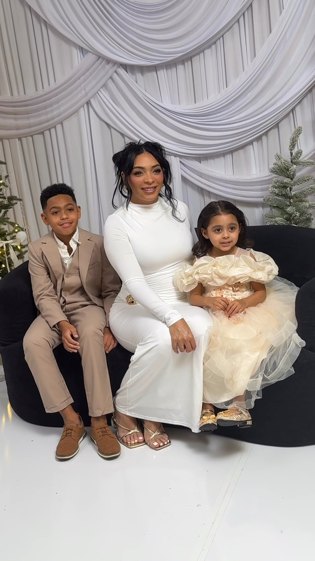 
Family, style, and a vibe that speaks for itself. ✨📸
This session was all about elegance—colors, textures, and attitude in every shot.


@amazon 

#LTKdayinmylife #LTKmomlife #LTKHoliday