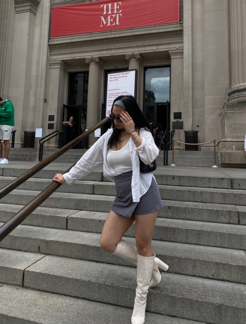 NEW YORK GOSSIP GIRL FIT 

Wearing a white top with a blouse tucked in the skort paired with white boots and a hairband for a Serena Van der Woodsen look 

#LTKfindsunder100 #LTKeurope #LTKSeasonal