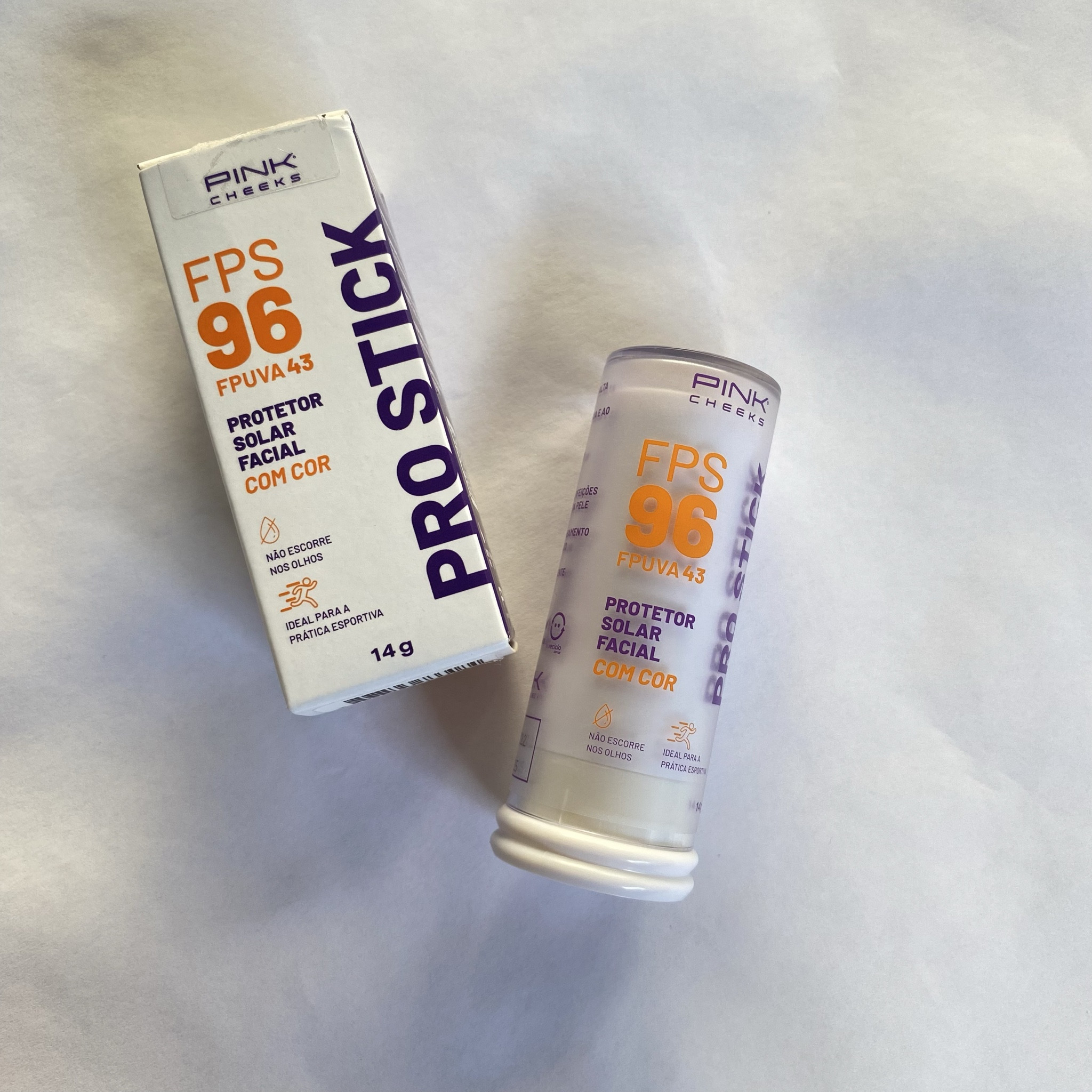 ✨Protetor Pro Stick da Pink Cheeks✨

✨O Pro Stick é um protetor solar facial multifuncional, que alia altíssima proteção solar FPS 96 e FPUVA 43, alta cobertura e tratamento para a pele. Seu alto fator de proteção solar protege à pele contra os danos dos raios nocivos UV durante o dia todo, prevenindo de queimaduras solares, manchas, doenças e envelhecimento precoce.

✨É um protetor solar de uso diário altamente indicado para uso durante a prática de exercícios físicos, já que é muito resistente à água e ao suor. Não escorre e não arde os olhos, garantindo conforto e proteção prolongada.

✨Minhas impressões: estou usando ele há mais ou menos uma semana. A cor ficou perfeita na minha pele, tem uma cobertura de média a alta, mas que não pesa na pele. É super fácil de aplicar, desliza perfeitamente na pele e tem uma ótima durabilidade.

✨Meu intuito ao comprar esse protetor, além de alta proteção, é que queria um protetor próprio para prática de atividades físicas, a maioria vai derretendo junto com o suor. Fiz o teste na corrida de domingo, debaixo do sol forte e um exercício intenso, e achei a performance dele incrível, ao fim da prova ele continuava intacto no rosto, não derreteu nada, não derreteu e protegeu muito.

✨Sempre passo um sem cor, antes de aplicar o com cor da Pro Stick como recomendam os dermatologistas. E posso afirmar que achei meu protetor com cor FAVORITO da vida.

✨Vocês já testaram? Conta pra mim qual seu protetor favorito!

#LTKsalealert #LTKbeauty #LTKbrasil