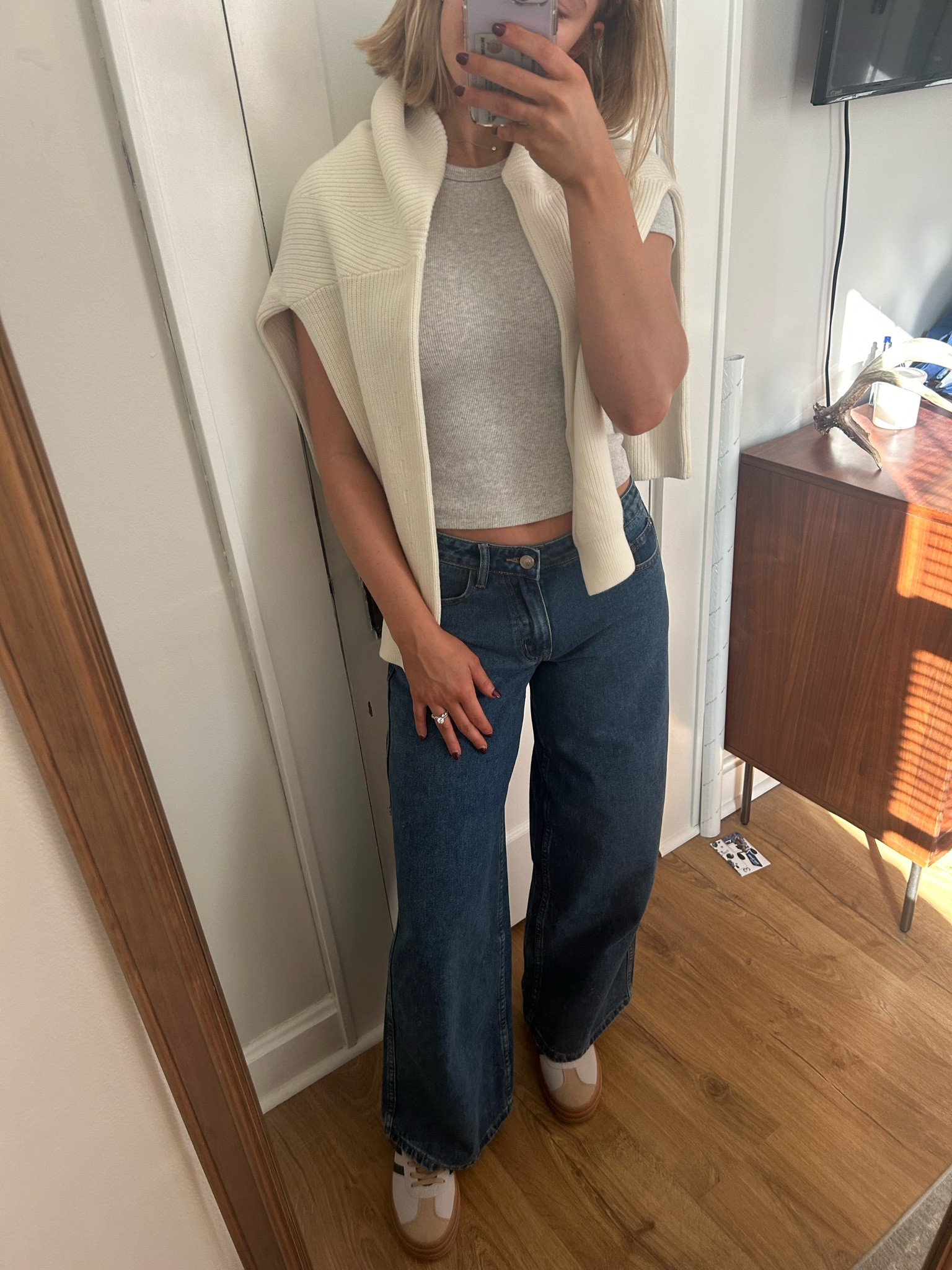 wearing low rise jeans for the first time in literally ever.... and I don't know how to feel!!! 