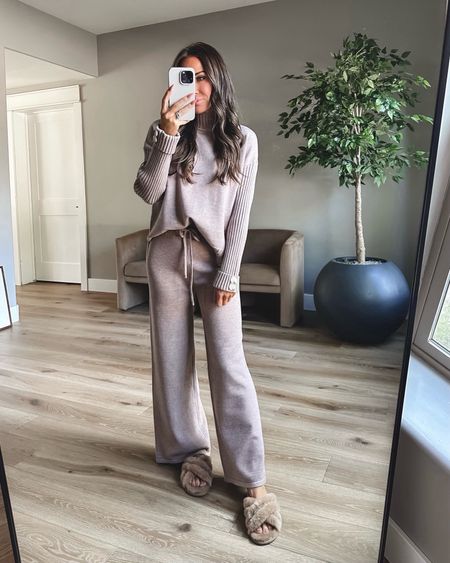 This lounge set is incredible! It’s a heavier sweater set and so comfy yet chic I’d wear the sweater out with jeans
Sz small color camel
Ugg slippers tts



#LTKSeasonal #LTKover40 #LTKstyletip