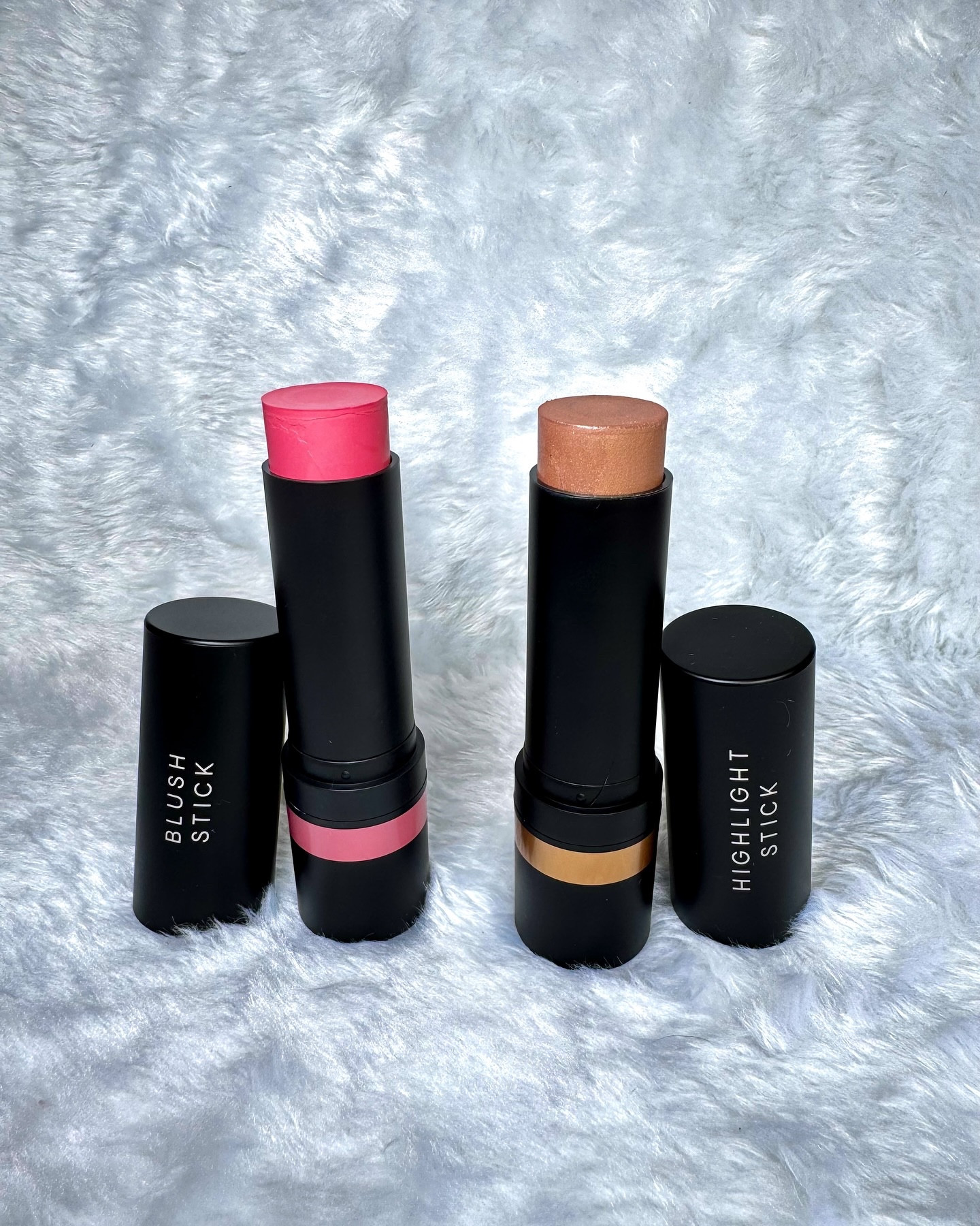 Blush & Glow no formato mais prático da vida! ✨

Se tem uma tendência que conquistou de vez o coração das amantes de maquiagem, é a make em bastão! E a Océane elevou o nível com dois produtos que entregam pigmentação, fixação e um acabamento impecável: o Blush Stick Edition e o Highlight Stick Edition. @oceane 

💜 Blush Stick Edition – Cloudy Pink
Um rosa clarinho que dá aquele efeito de pele corada natural, como se você tivesse acabado de sair de um dia ensolarado. A textura cremosa desliza fácil, espalha super bem e tem um acabamento acetinado que se adapta a qualquer ocasião. Além disso, a fórmula conta com ácido hialurônico e vitamina E, garantindo hidratação e conforto o dia todo.

💡 Highlight Stick Edition – Bronze
Se você ama um iluminado que parece vir de dentro da pele, esse é O produto! Com óleo de uva, macadâmia e esqualano, ele se funde perfeitamente com a maquiagem, deixando um brilho sofisticado e nada artificial. O tom bronze é puro luxo e combina com vários tons de pele, garantindo aquele glow poderoso!

E o melhor de tudo? Ambos vêm num tamanho que vai durar uma vida, são super fáceis de aplicar e perfeitos pra carregar na bolsa!

Agora me conta: você é #TeamBlushMarcante, com muito glow iluminado, ou #TeamBlushSaudável, com aquele efeito coradinho e um glow mais sutil? Quero saber nos comentários! 💬

#intimasdaline #beleza #make #maquiagem #hair #hairstylist #moda