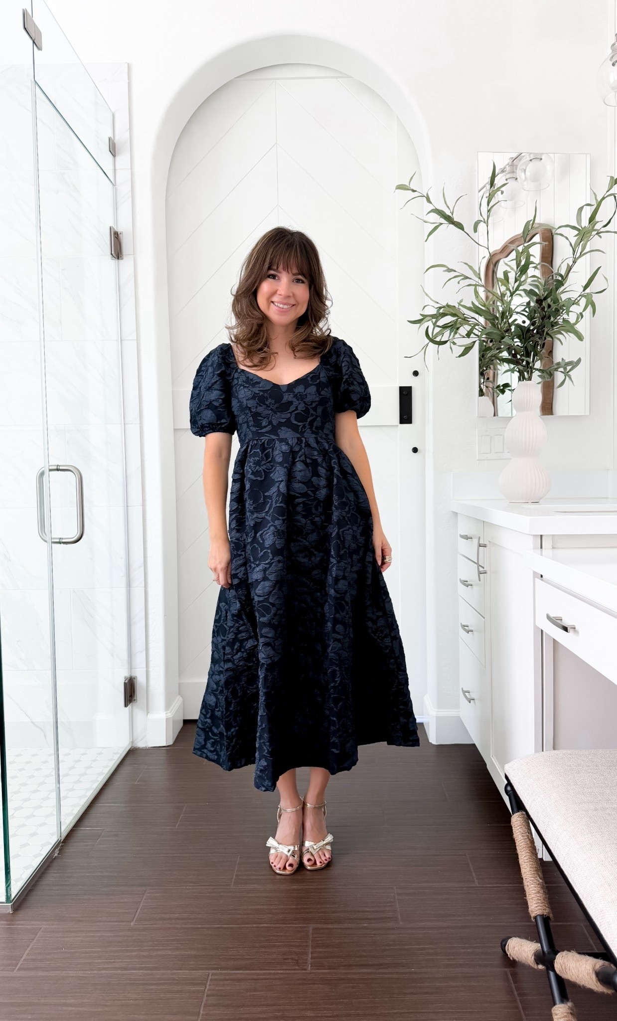 A stunning petite-friendly holiday dress that looks even better in person.
Navy jacquard, puff sleeves, and a silhouette that actually flatters a 5’2 frame.
Perfect for Christmas events, winter weddings, or New Year’s dinners.

Dress small