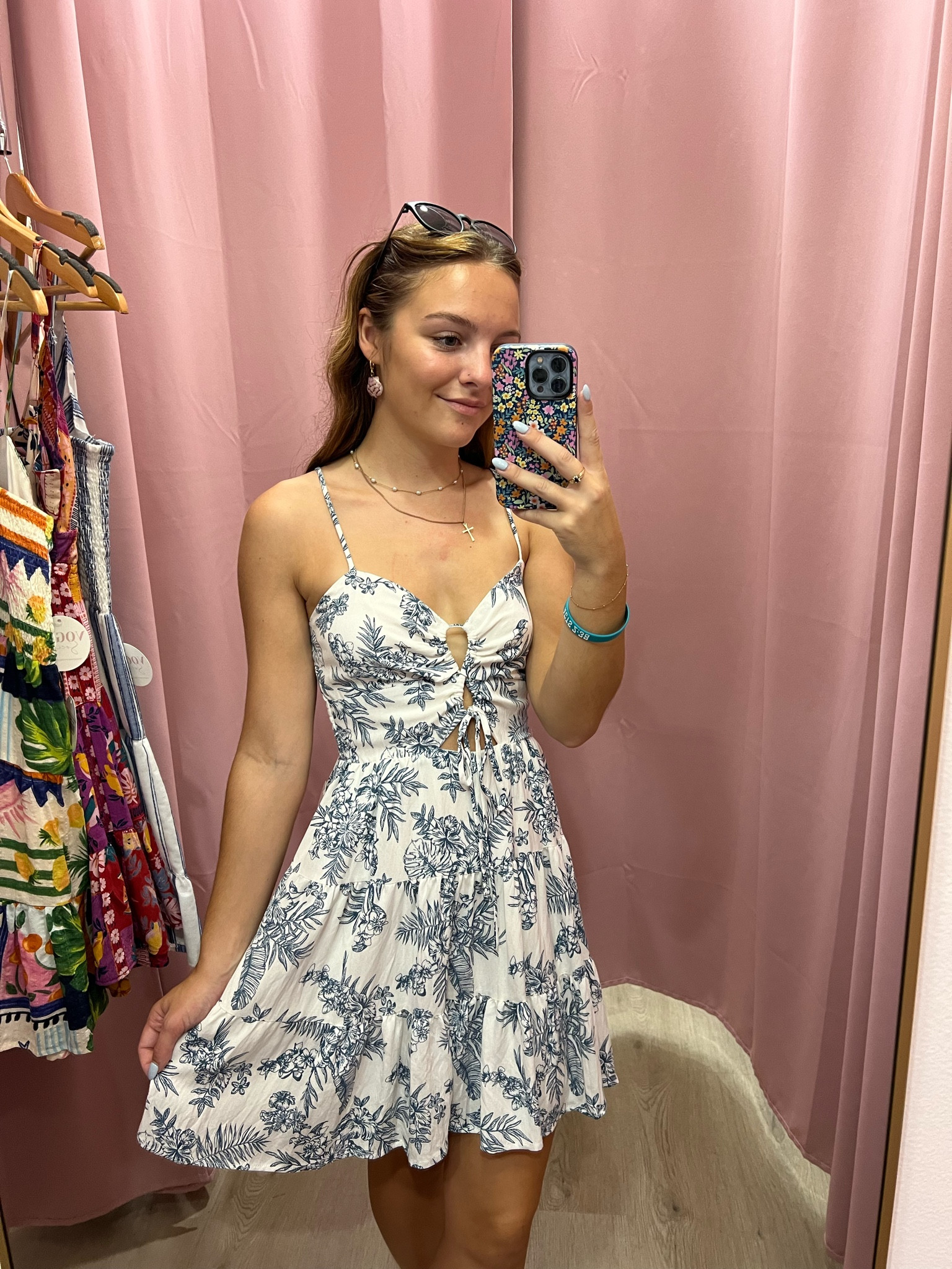 Brunch on the bay cut out dress size small 

#LTKFallSale #LTKTravel #LTKStyleTip