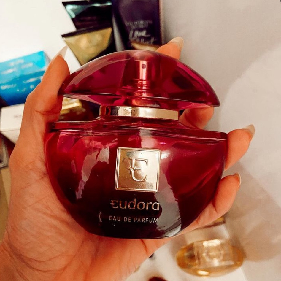 Esse cheiro 🤌🏻✨

Eudora de Eudora é um perfume Chipre Amadeirado Feminino. Eudora foi lançado em 2011 e foi criado por Olivier Pescheux e Joachim Correl. As notas de topo são Bergamota, Damasco e Mandarina as notas de coração são Rosa, Gardênia e Frésia as notas de fundo são Âmbar, Baunilha e Patchouli ou Oriza. 
Lembrando que cada pele exala de formas diferentes, cada pele é única! 

#LTKbrasil #LTKbeauty