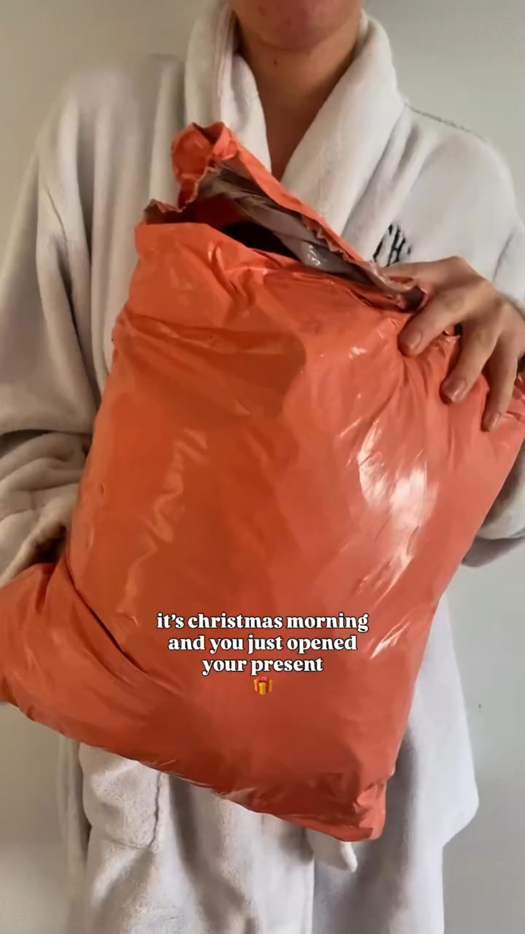 merry christmas and let’s dress to impress 🎄 

this stunning piece from @poetdresses has the most beautiful puffy skirt, structured top and cap sleeves (rhythm dress)❣️

you get 20% off everything by clicking the link on my bio