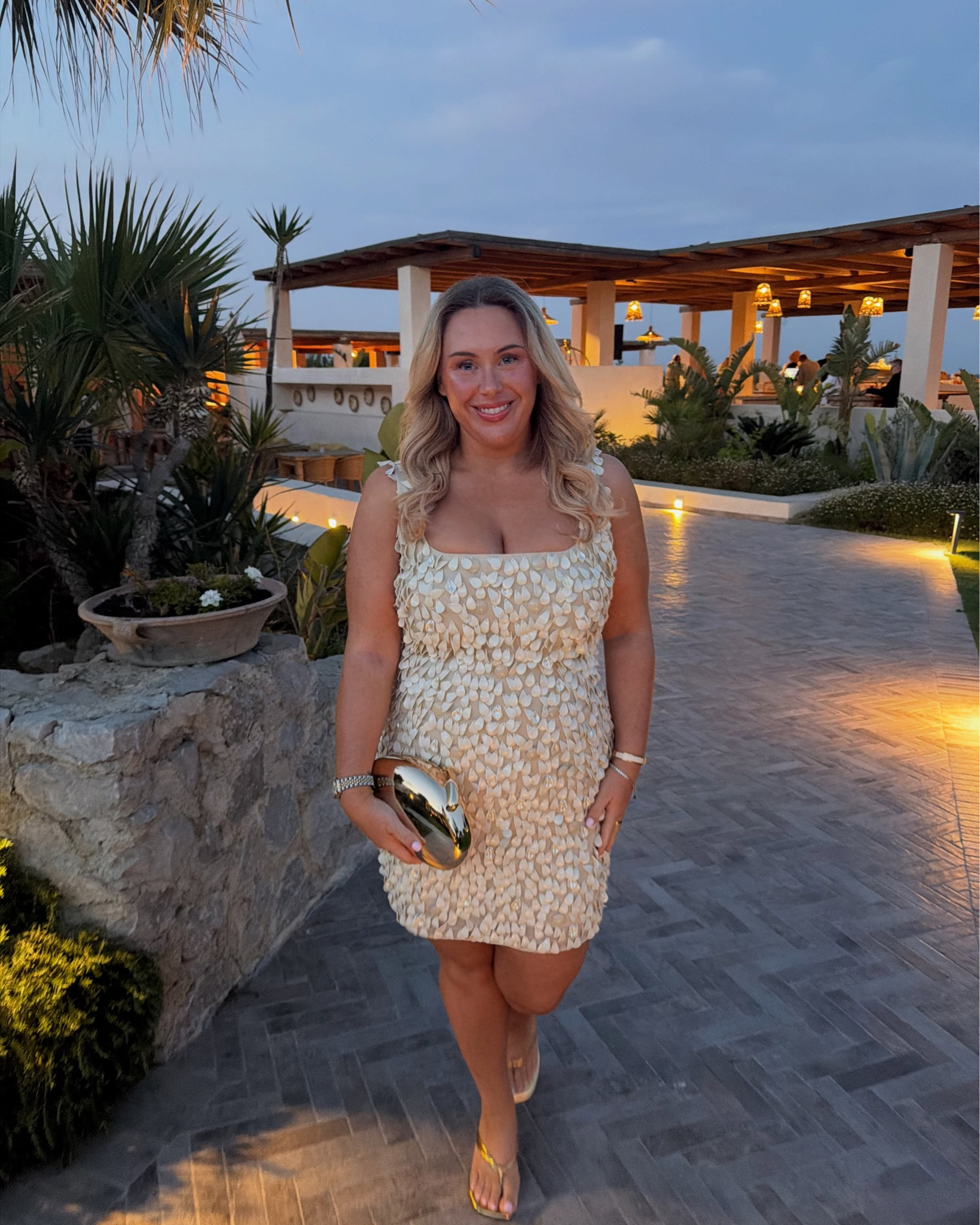 This seashell dress needed its own moment 🐚✨🌊🤍

#shelldress #holidaydress #holidaystyle #holidayoutfits