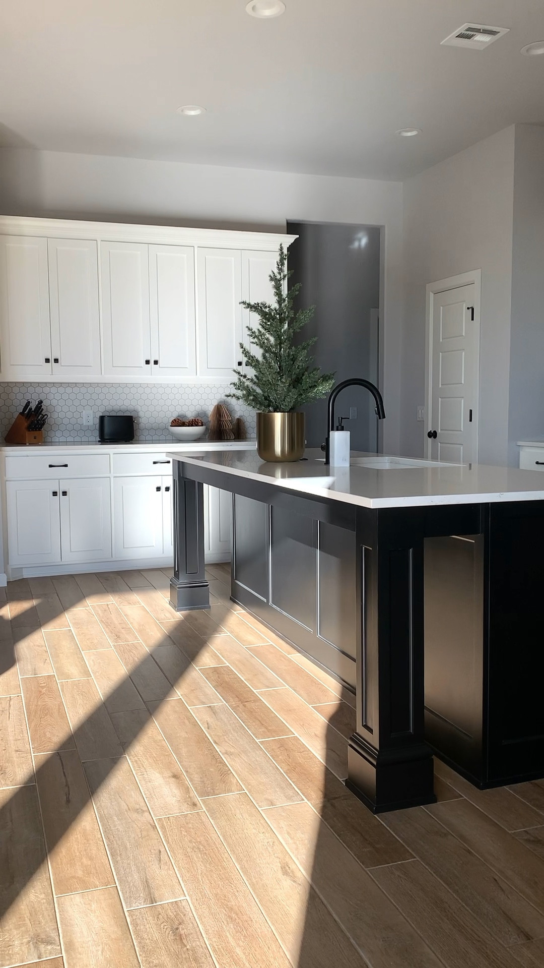 Winter Morning View

Kitchen decor, home decor, kitchen countertop decor, modern toaster, knife block, faux pine tree, faux greenery, bowl, soap dispenser, cutting boards, noodle containers 

#LTKhome #LTKstyletip