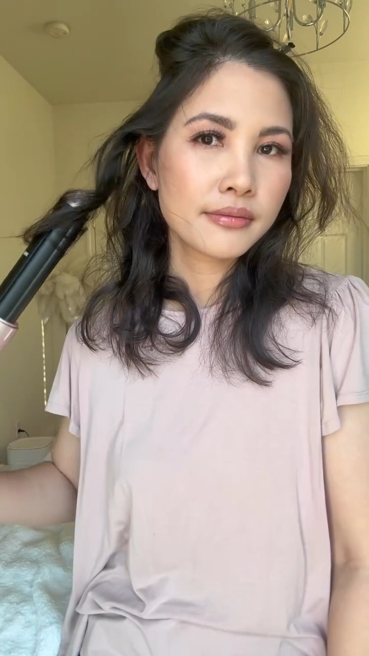 This might be the easiest way I’ve ever curled my hair 😍 It literally wraps your hair around the barrel for you. Perfect for those days when you want cute curls but don’t want to spend forever doing your hair.

@langehair 

Comment “HAIR” and I’ll send you a direct link

#langepartner #langehair #hairhacks #haircurler #hairgoals
