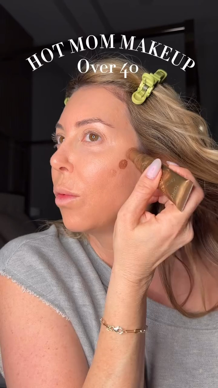 My secrets to flawless makeup in a 💨
Hot mom makeup tips: 

1. Fake a Smokey eye using an eye shadow stick! 

2. Make sure to use a pinky nude lip liner to accentuate your lips.

3. Add a blush that has a little bit of a highlight to it because that’s a 2 in one! 

4. Use a mascara that does all the things volumizing, thickening and lengthening!! 

Comment below with any questions that you have and I will do my best to answer them for you. XOXO wishing you all a happy happy Valentine’s Day. ❤️💌💝 

#valentinesdaymakeup #beautyover40 #datenightmakeup #grwmmakeup